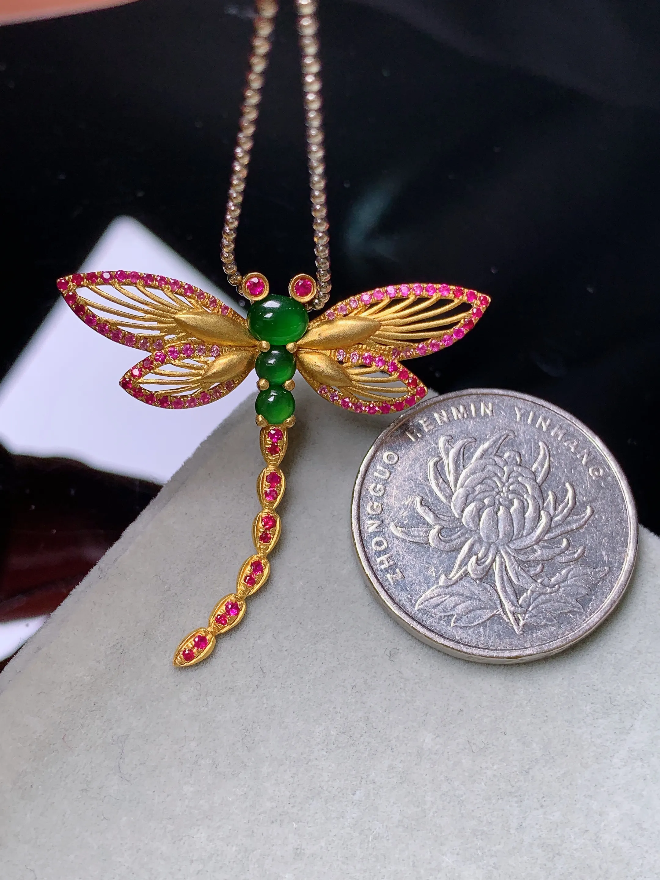 18k金钻镶嵌满绿蛋面蜻蜓吊坠 玉质细腻 色泽清新艳丽 整体尺寸34.5*36.6*4