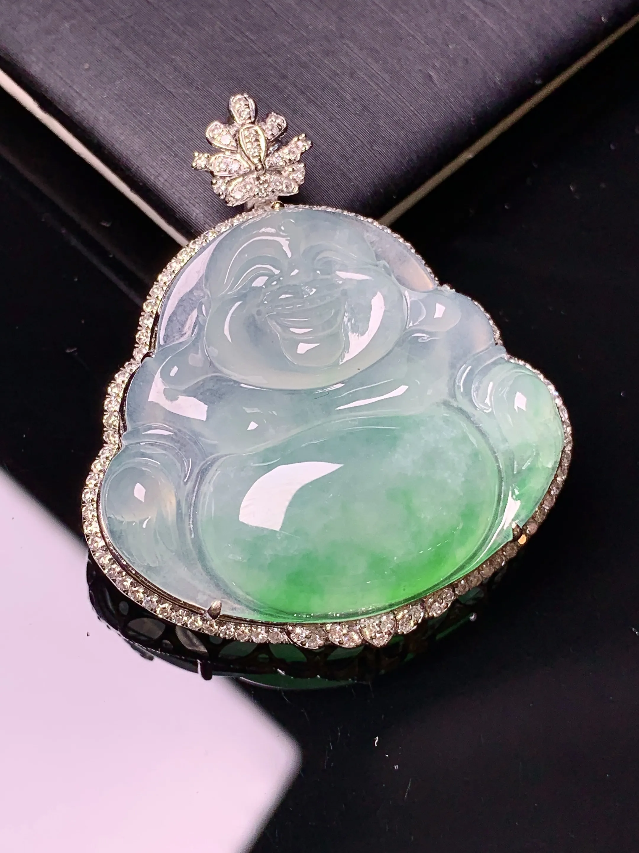 18k金钻镶嵌冰种飘绿佛公吊坠 玉质细腻 色泽清新艳丽 整体尺寸40.2*35*9.6