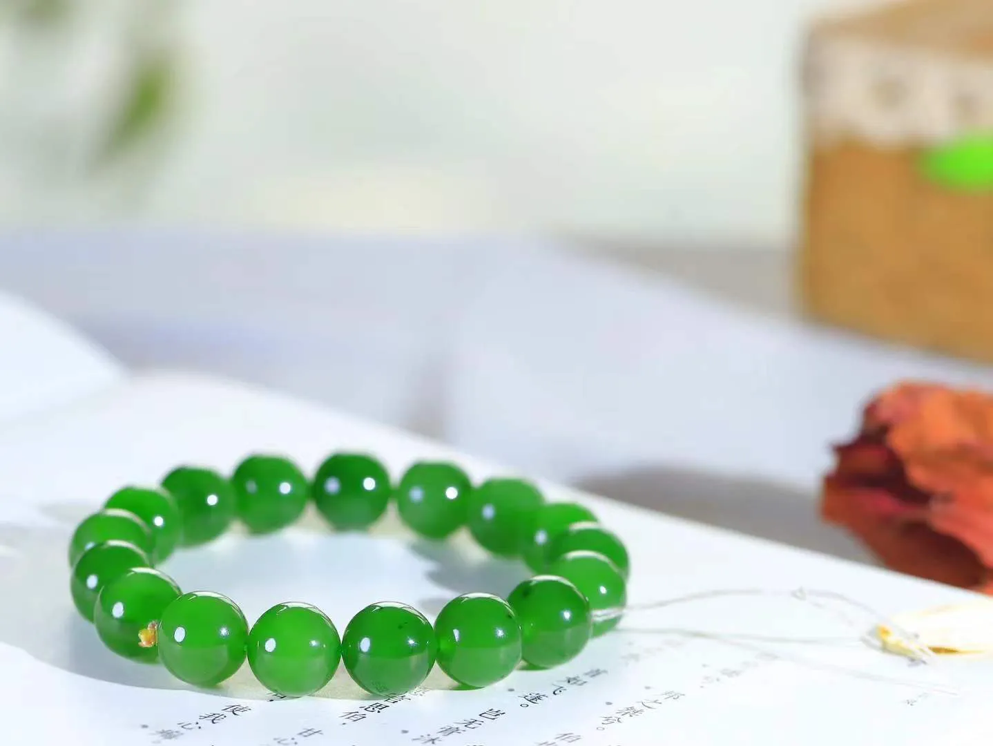 【珠圆玉润.手串】

精品和田玉碧玉珠圆玉润手串 玉质温润细腻  整串打磨圆润，佩戴舒适。珠珠落玉盘