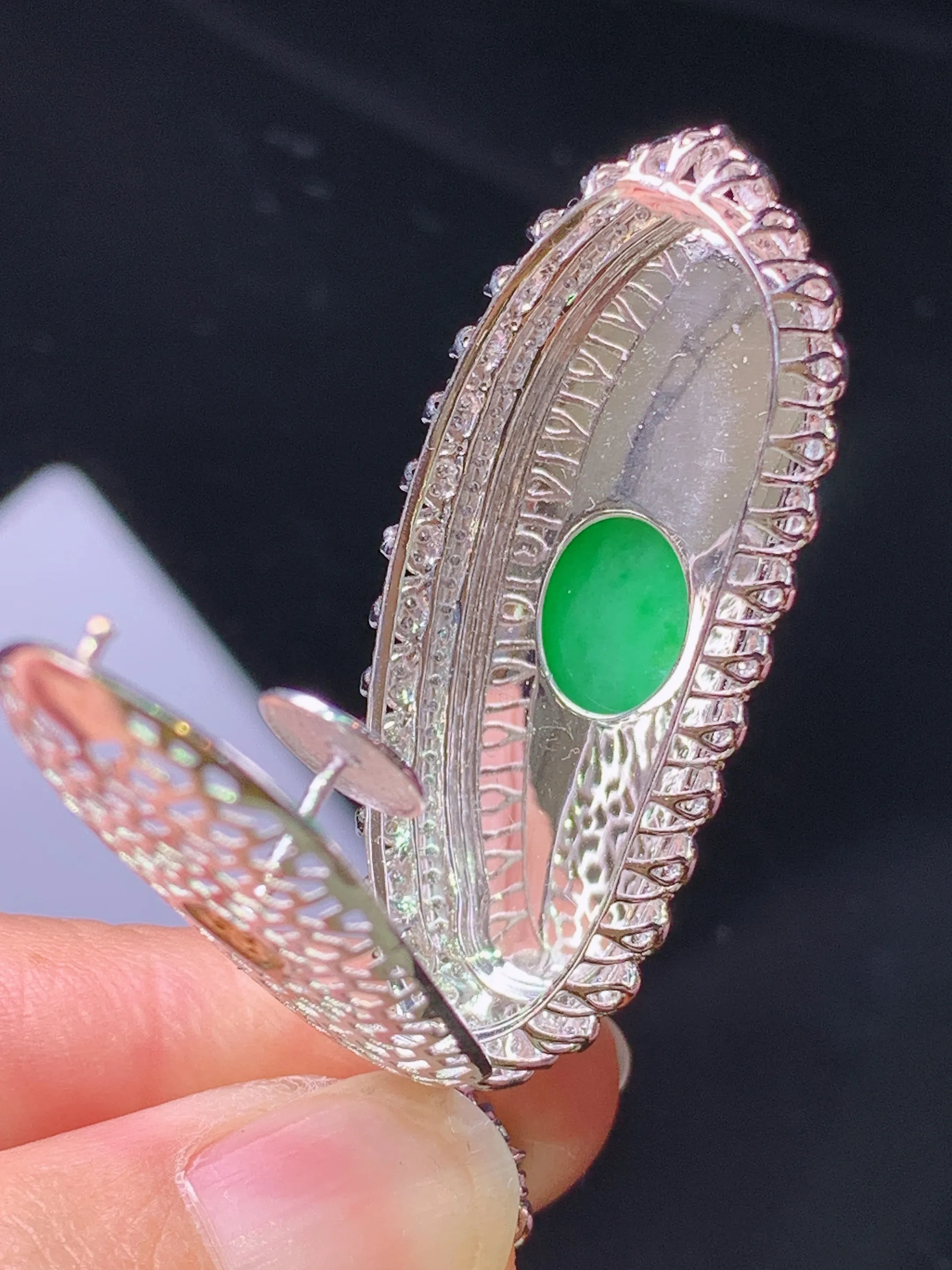 18k金钻镶嵌翠绿福瓜吊坠 玉质细腻 色泽艳丽清新 整体尺寸53.5*18.5*11.6