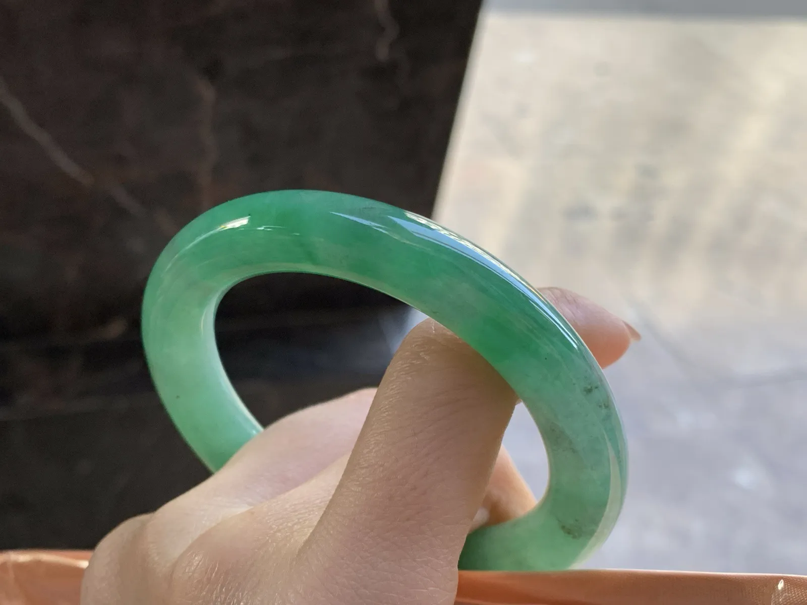 辣绿色色圆条手镯
尺寸：55.7-11.1-10.6mm
颜色浓郁 上手好看