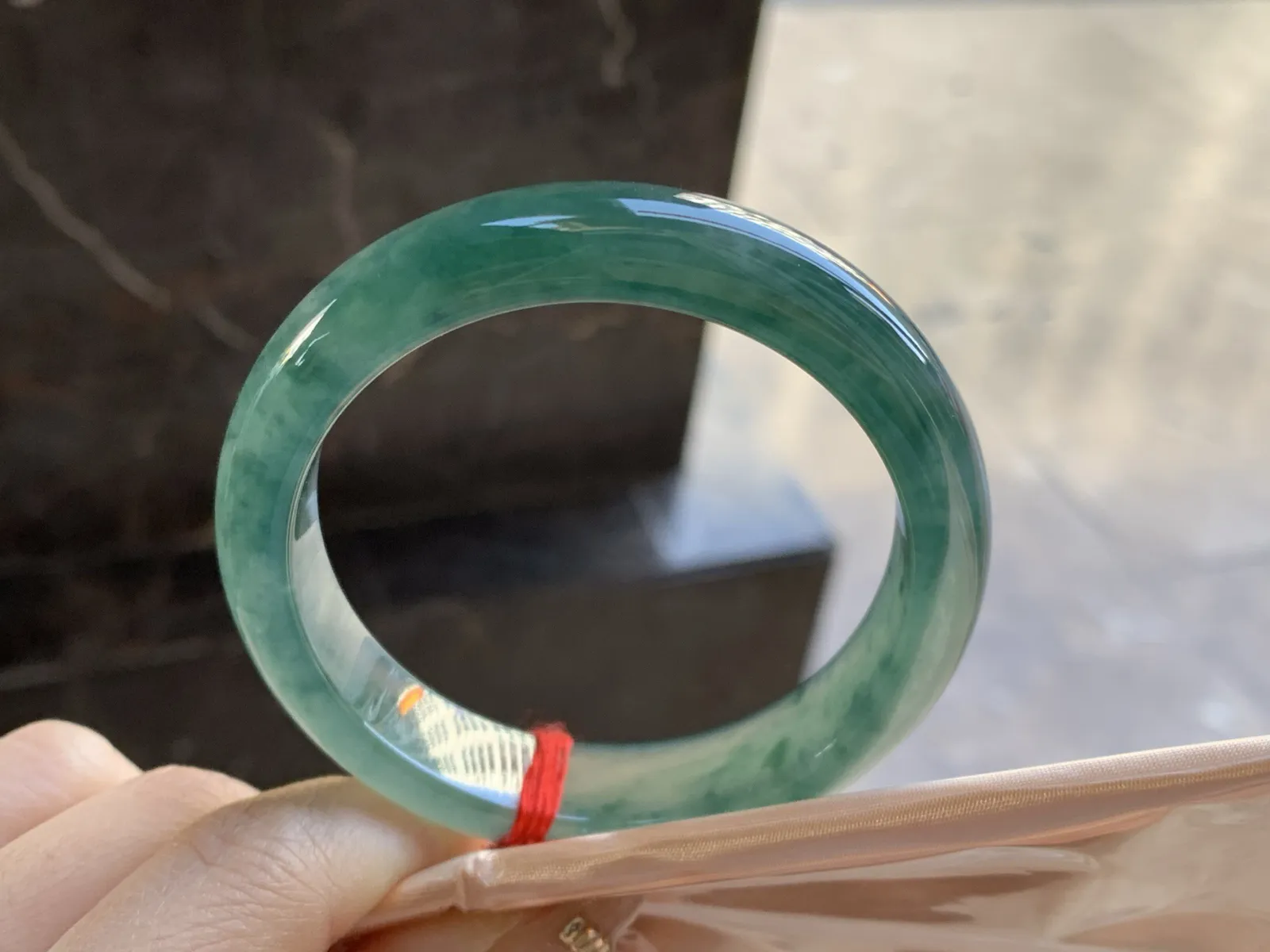 冰种飘花手镯
尺寸：54-13-7.7mm
种老肉细 实物漂亮耐看的料子