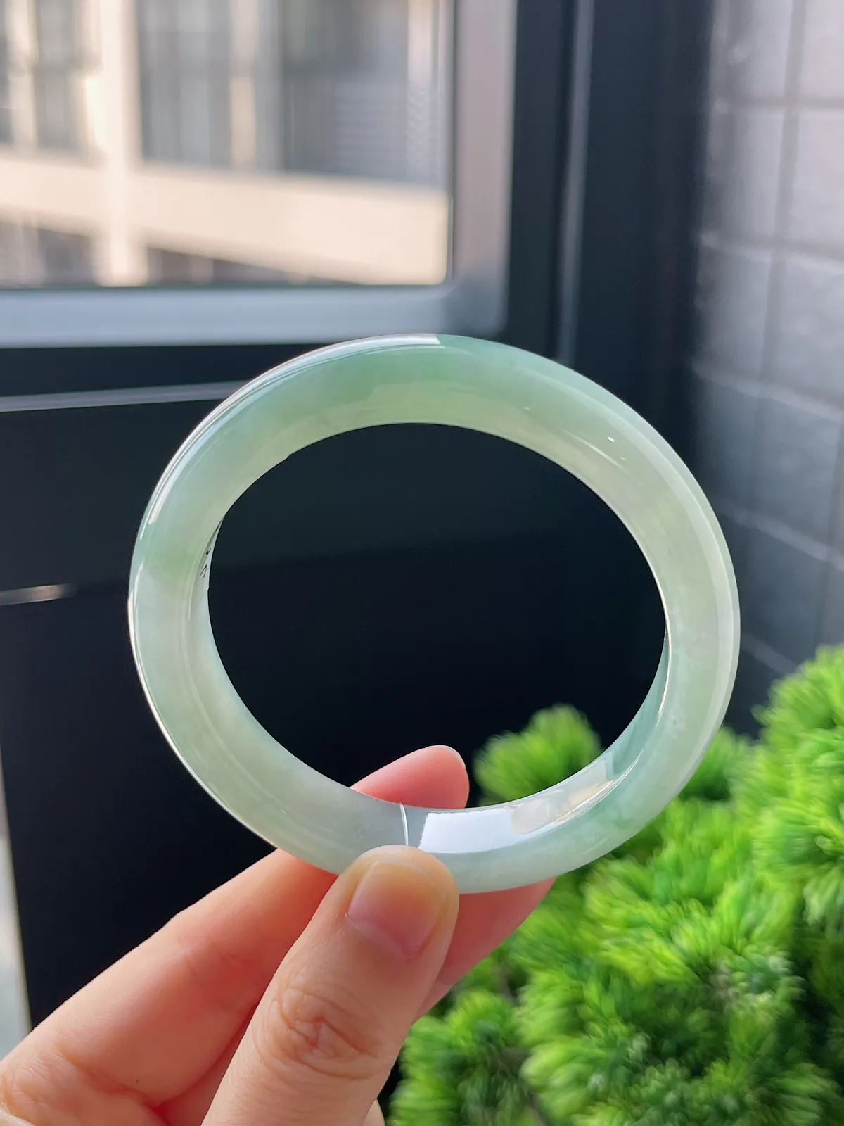 正圈55.6圈口，翡翠冰糯种飘绿手镯