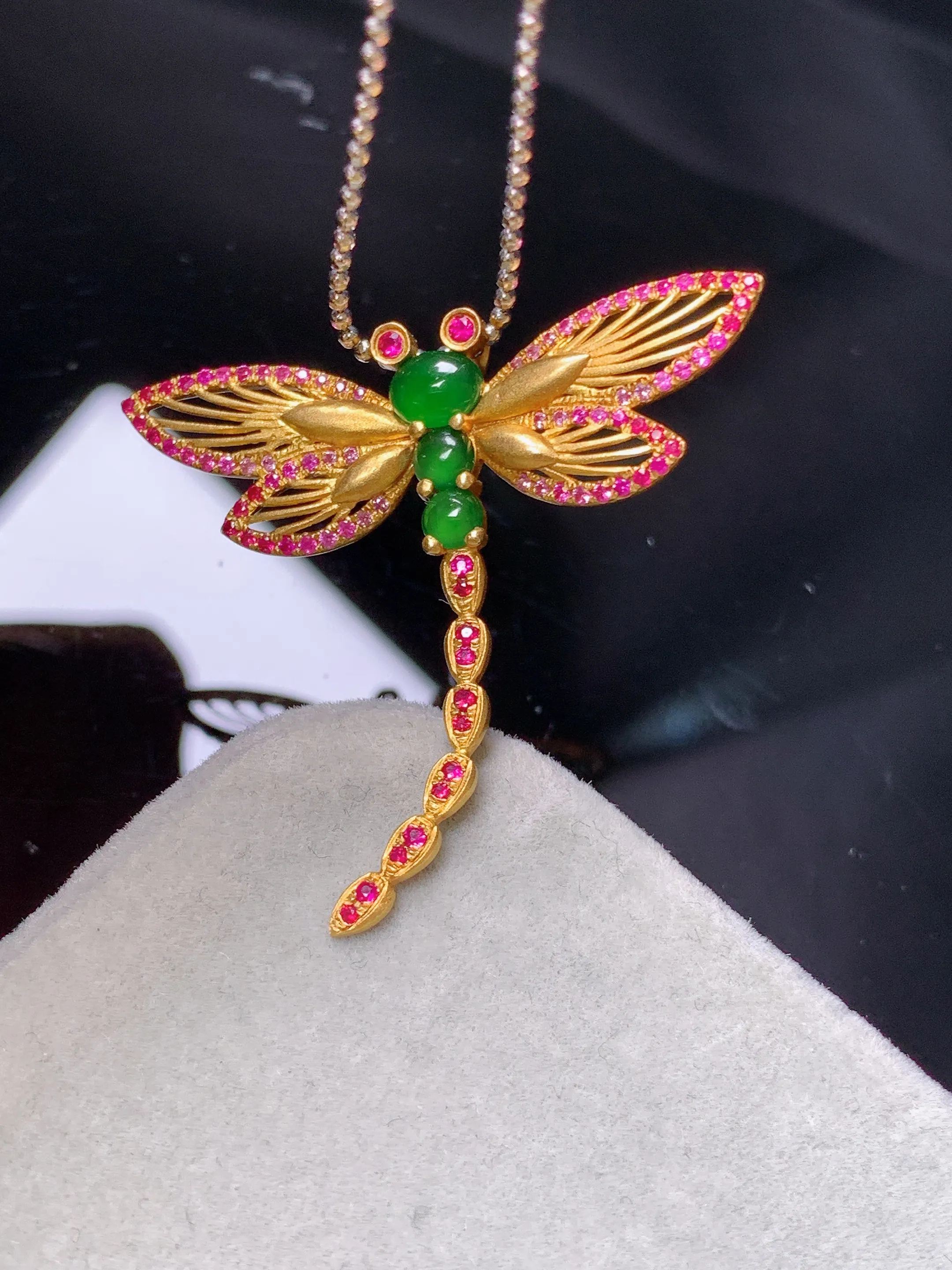 18k金钻镶嵌满绿蛋面蜻蜓吊坠 玉质细腻 色泽清新艳丽 整体尺寸34.5*36.6*4