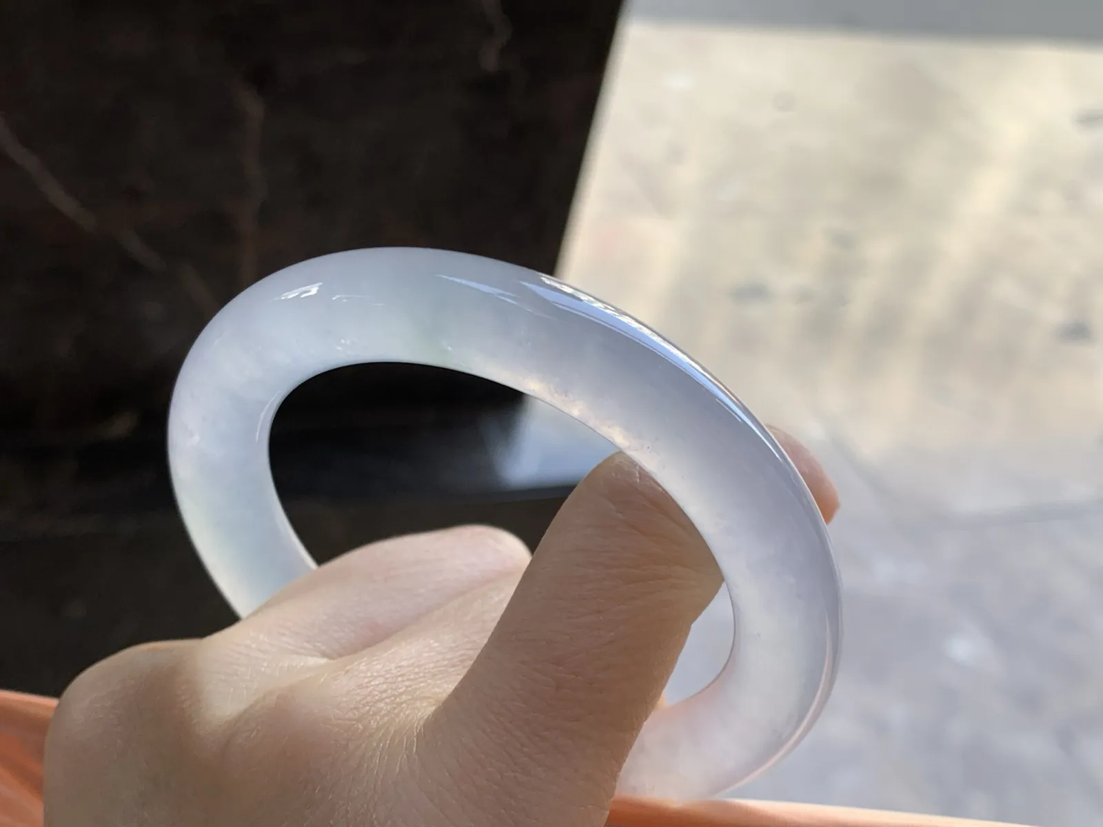 冰种圆条手镯
尺寸：56.7-10.9-11mm
冰味十足 上手漂亮