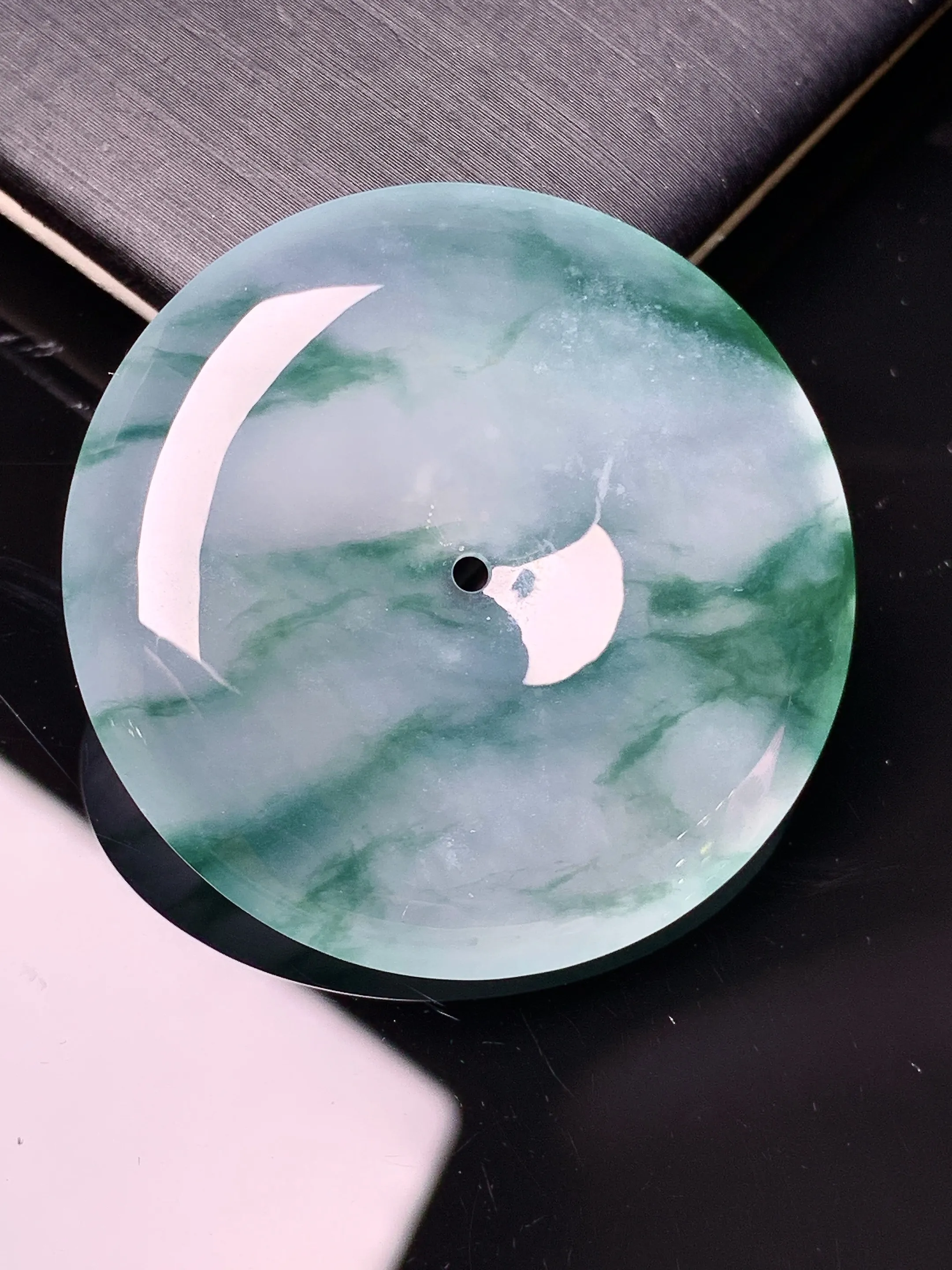 冰种飘绿平安扣吊坠 玉质细腻 色泽清新艳丽 整体尺寸36*6