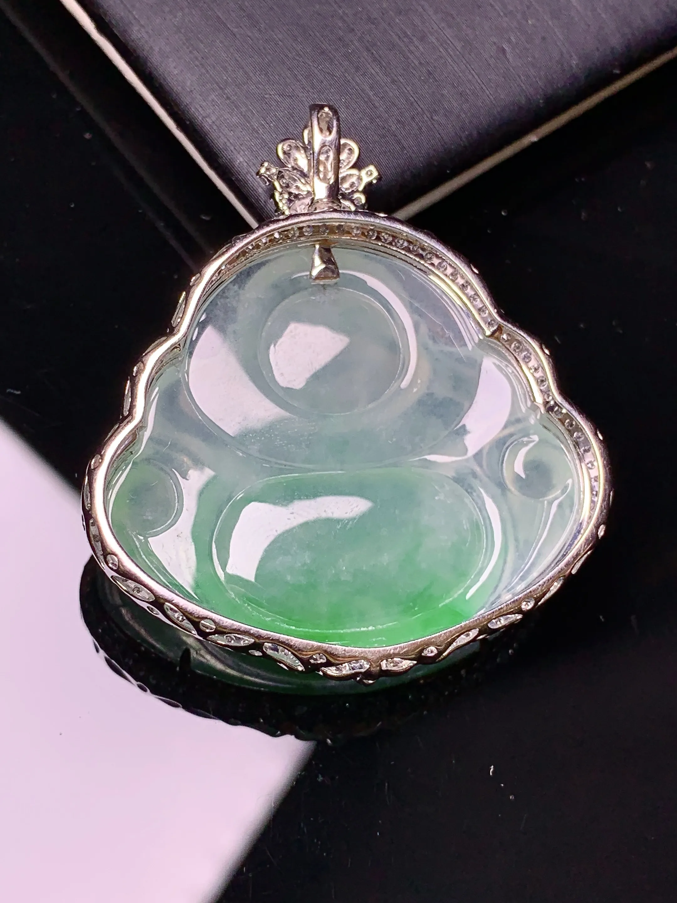 18k金钻镶嵌冰种飘绿佛公吊坠 玉质细腻 色泽清新艳丽 整体尺寸40.2*35*9.6