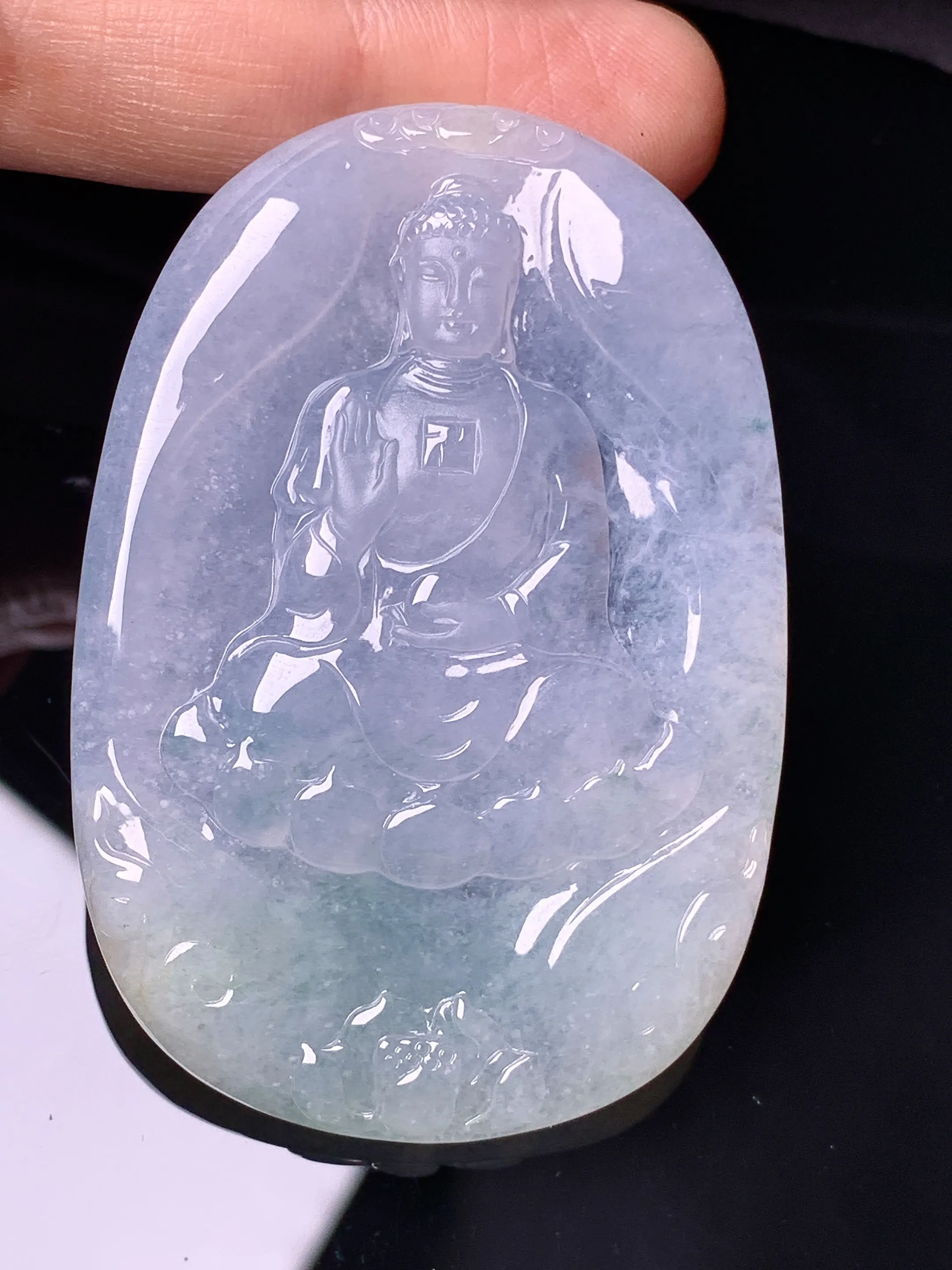 冰种大日如来佛祖吊坠 玉质细腻 色泽清新艳丽 整体尺寸57.3*39.3*5.2