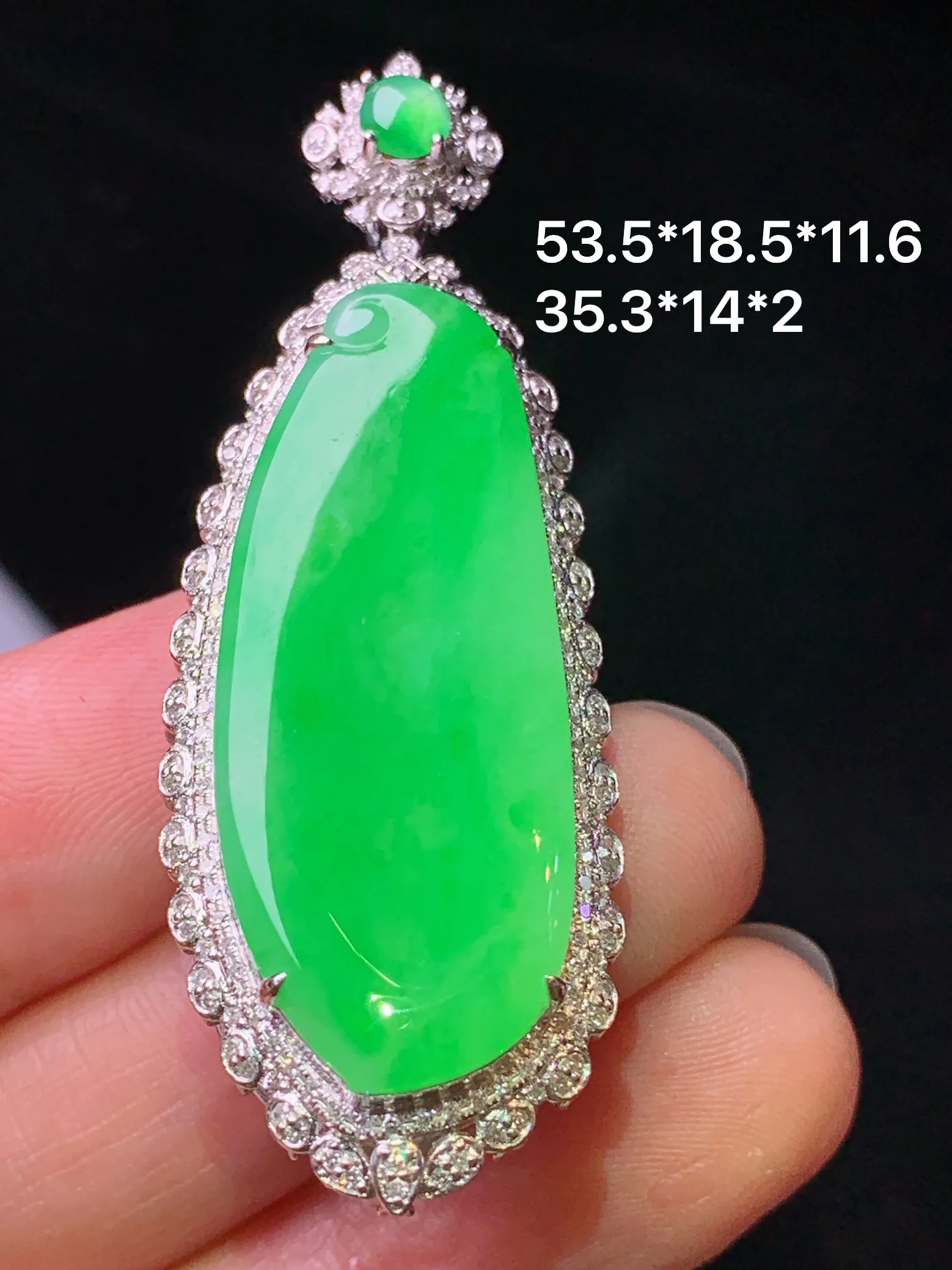 18k金钻镶嵌翠绿福瓜吊坠 玉质细腻 色泽艳丽清新 整体尺寸53.5*18.5*11.6