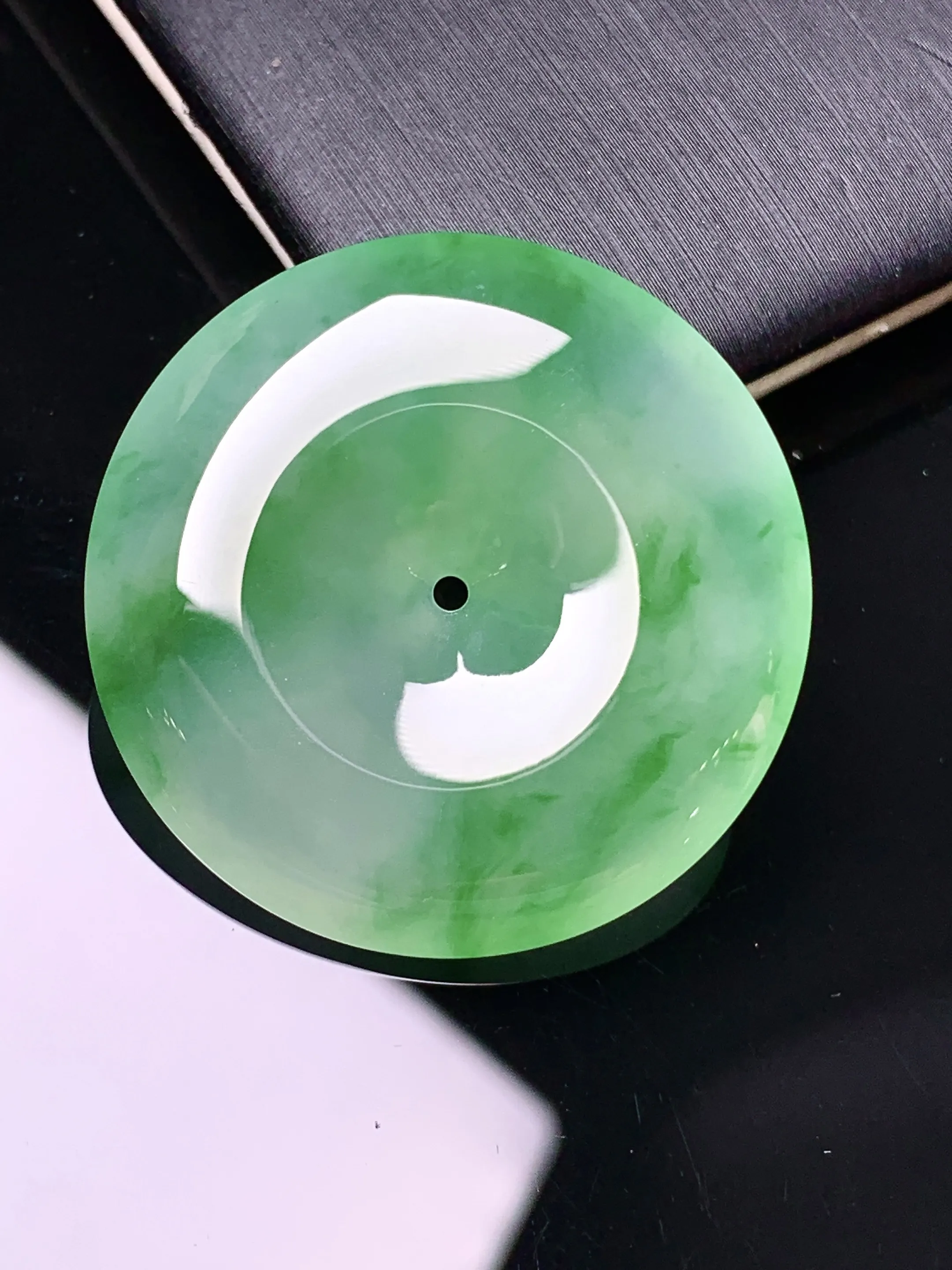 翠绿平安扣吊坠 玉质细腻 色泽清新艳丽 整体尺寸30.8*6