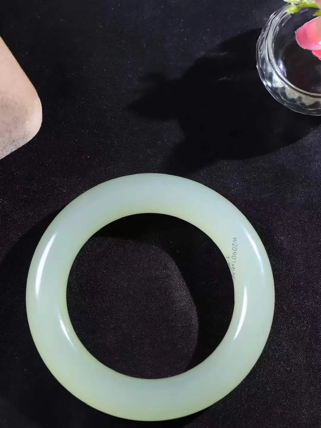 【晴水相伴.镯】

精品️和田玉晴水圆条手镯，以其淡雅的晴水色调，成为腕间的一抹亮色。玉质细腻，触感温润，佩戴它，感受玉石的温度与自然的灵性，让每一天都充满诗意与美好。重81.5克  尺寸53.5-13-13mm   7520154A