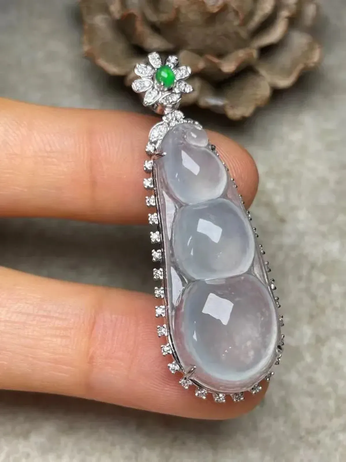 冰种福豆吊坠、真金真钻镶嵌，种水好，玉质细腻 .裸石尺寸 33.0*13.5