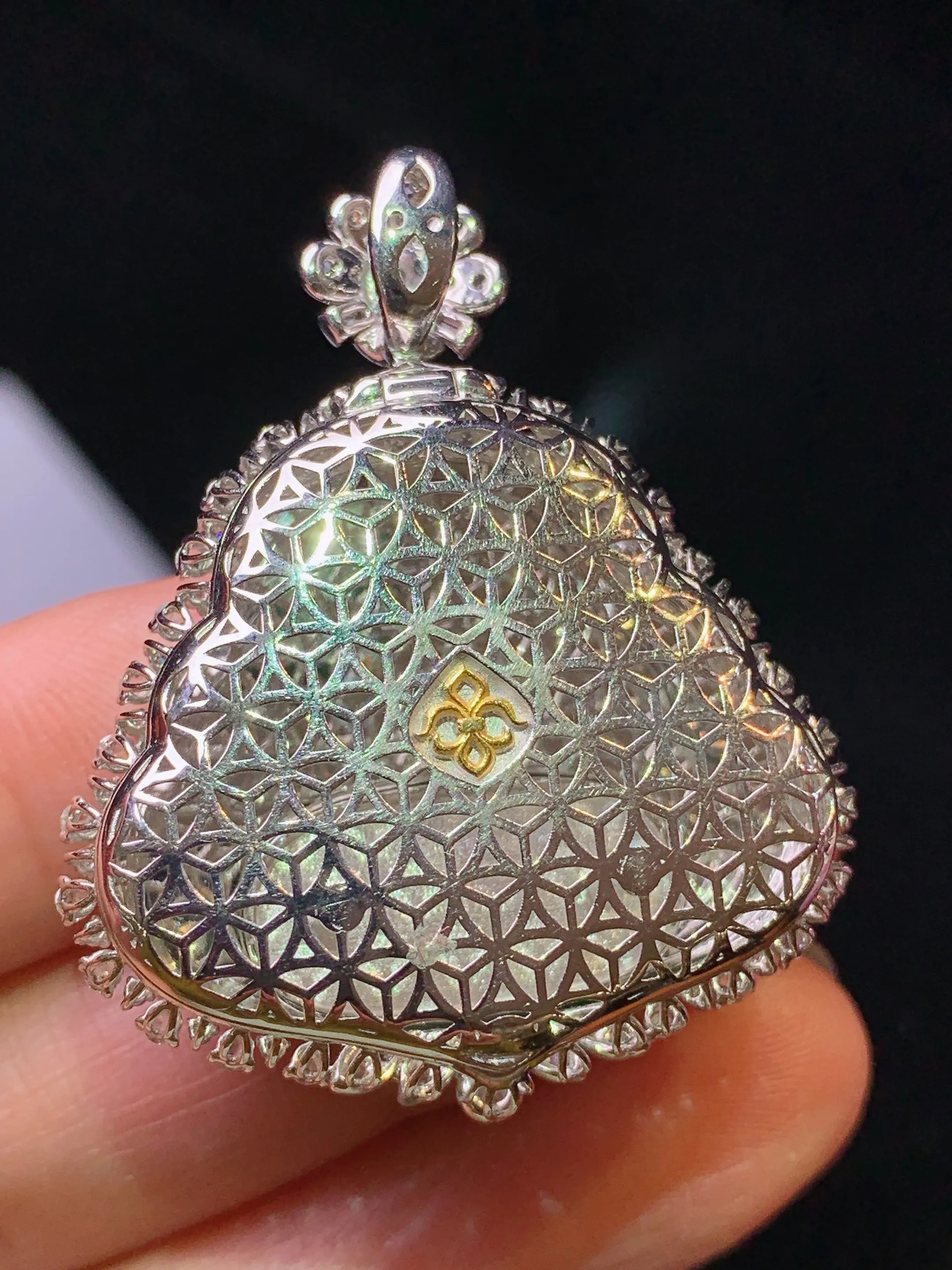 18k金钻镶嵌翠绿佛公吊坠 玉质细腻 色泽艳丽清新 整体尺寸41*33*11.8