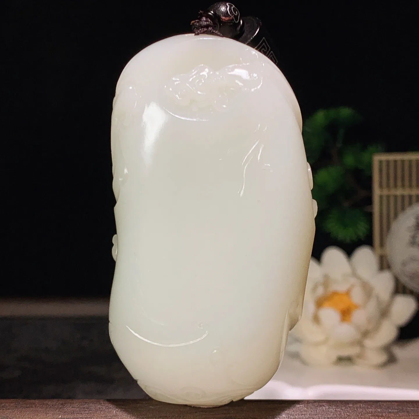 新疆和田玉白玉山料财神挂把件！尺寸80/43/24重174克。玉质细腻油润。手推出油。品相大气 lt260202