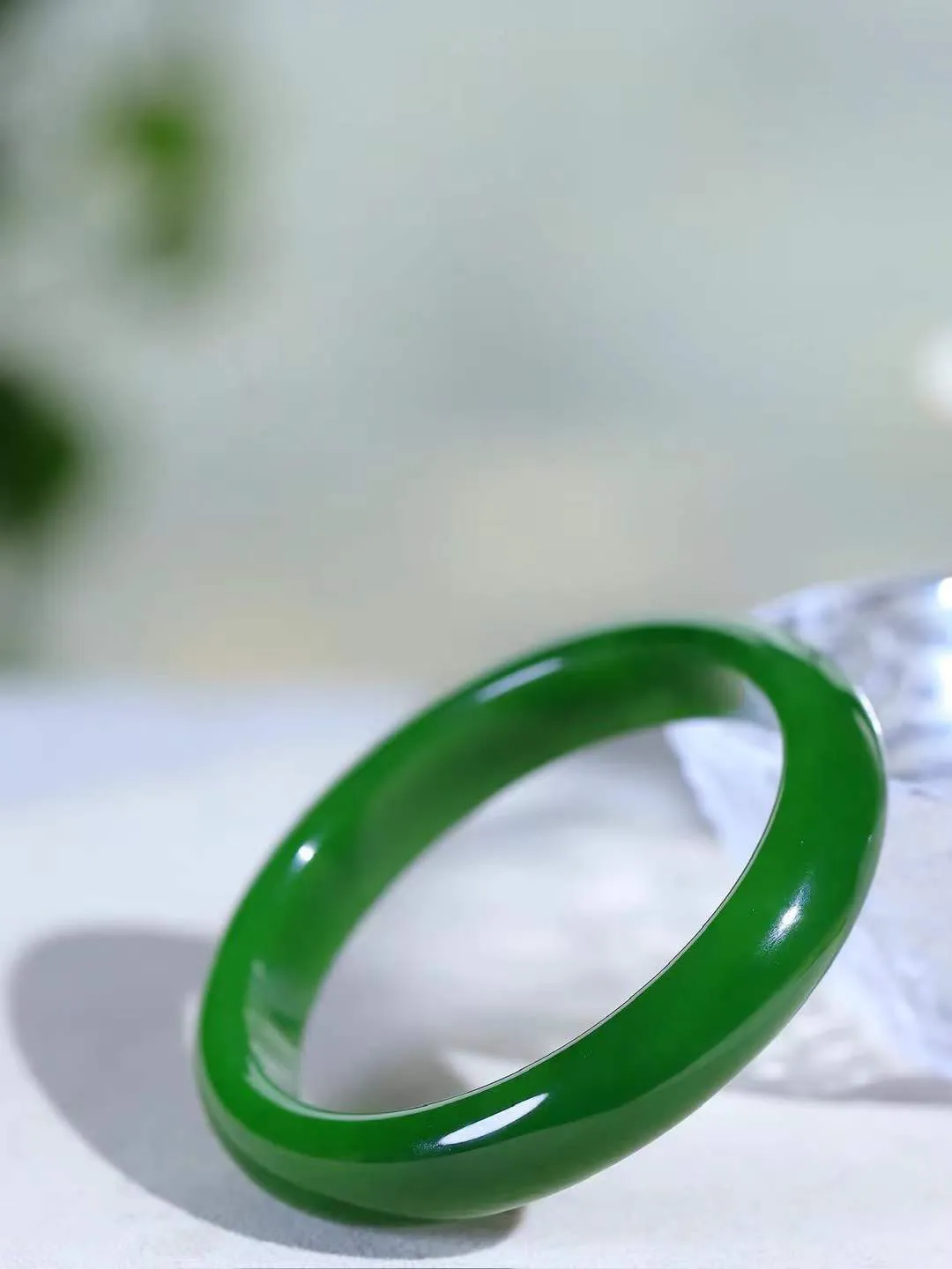 【温润如心.镯】

典藏级️和田玉碧玉手镯，精选上等碧玉料，色泽清透，质地细腻。佩戴它，感受千年玉文化的温润与优雅，愿它为您带来平安与幸福。重48克  尺寸57.5-12-7.8mm  101203111A