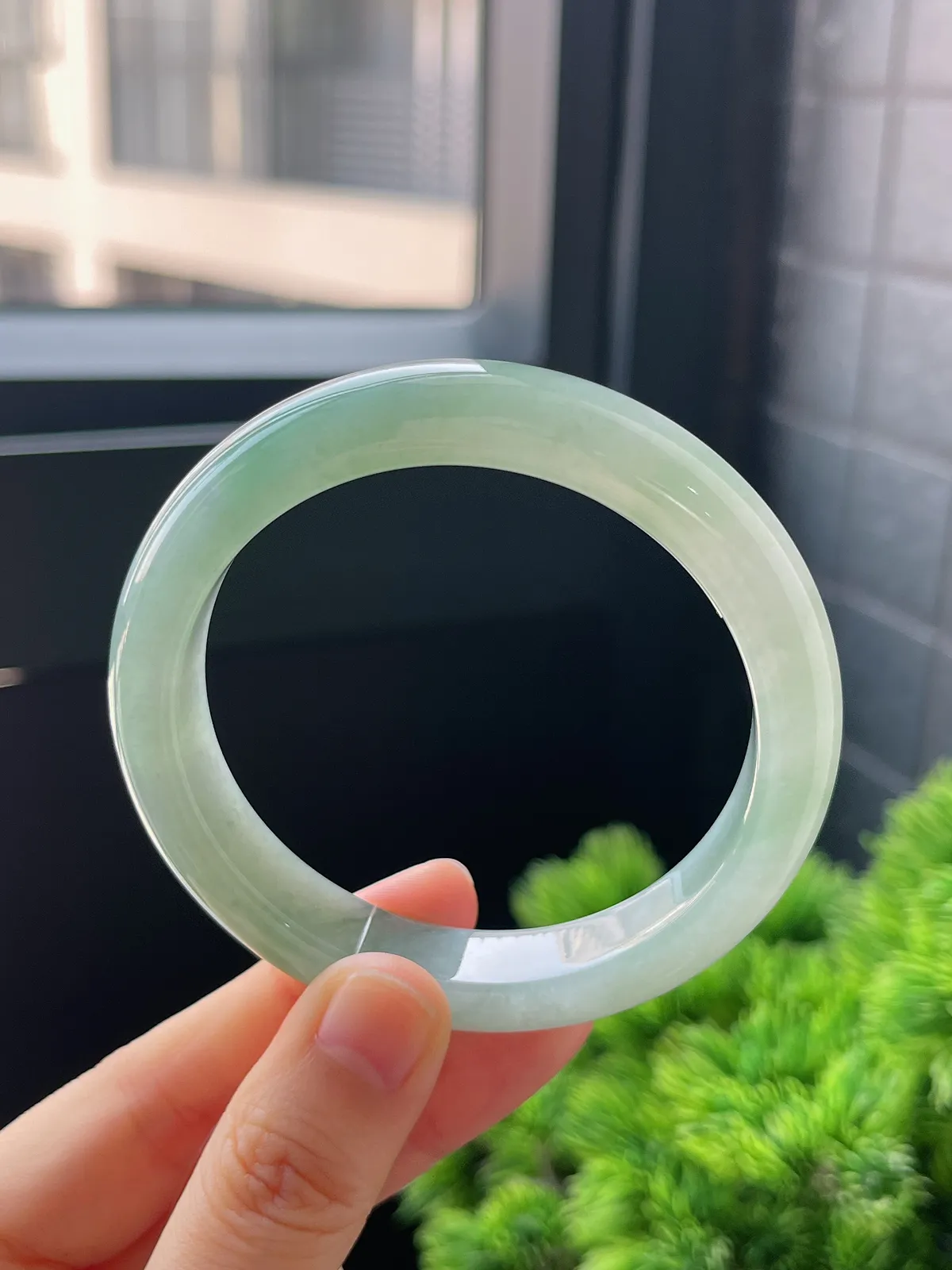 正圈55.6圈口，翡翠冰糯种飘绿手镯