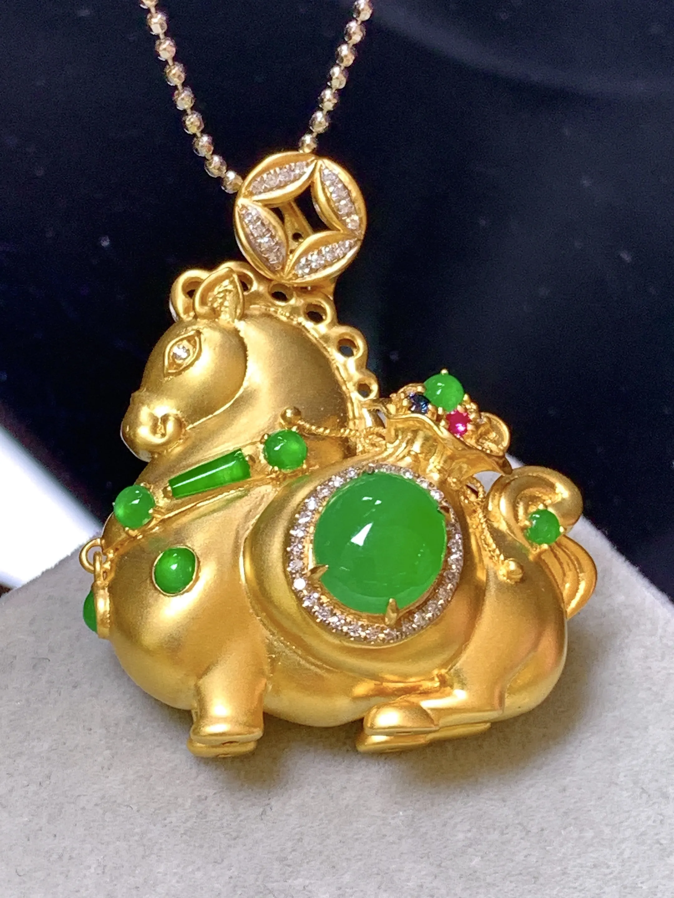 18k金钻镶嵌满绿蛋面唐马吊坠 玉质细腻 色泽艳丽清新 整体尺寸33.8*29*14.2