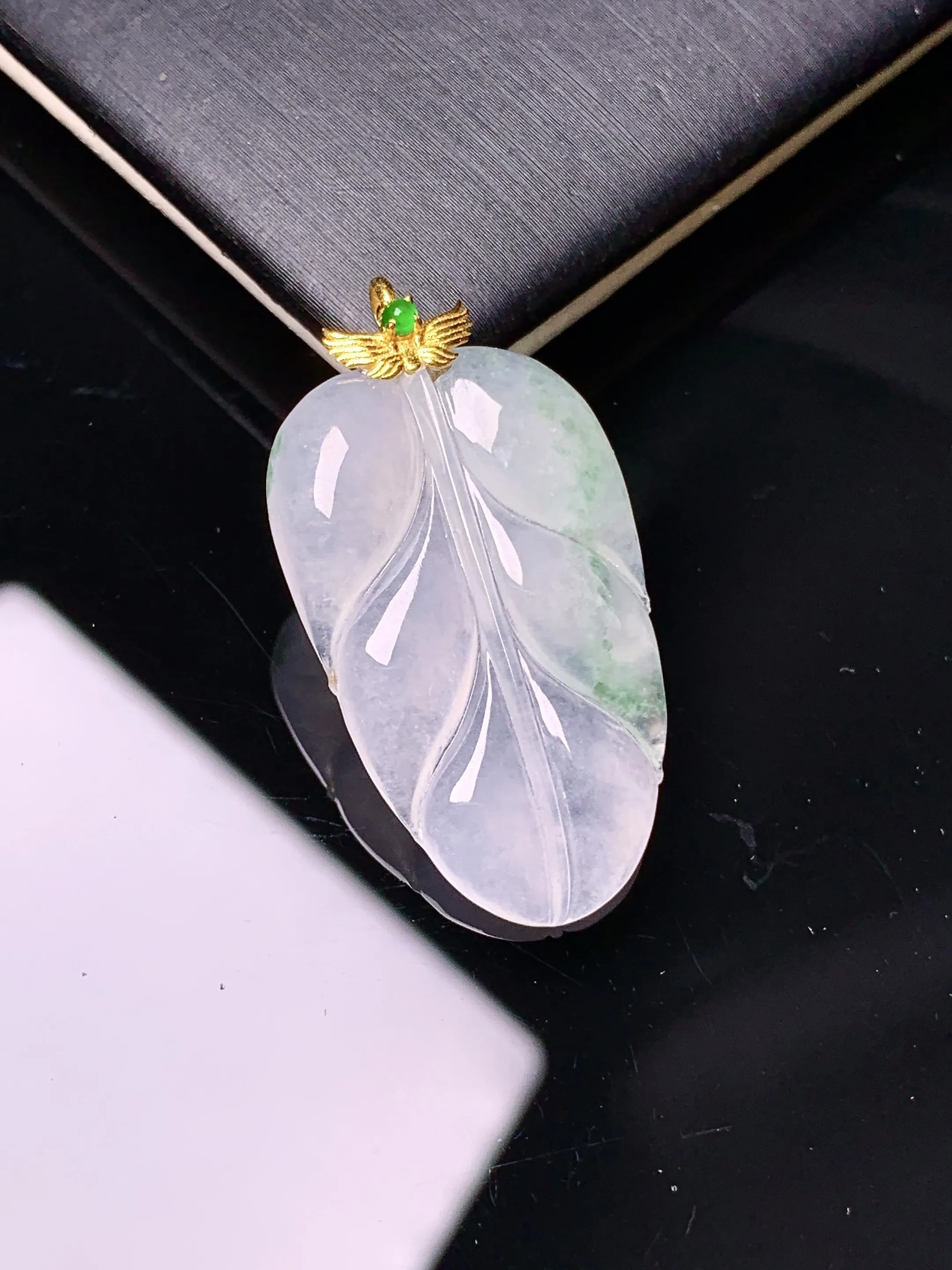 18k金镶嵌冰种飘绿树叶吊坠 玉质细腻 色泽清新艳丽 整体尺寸33.6*18*3.5