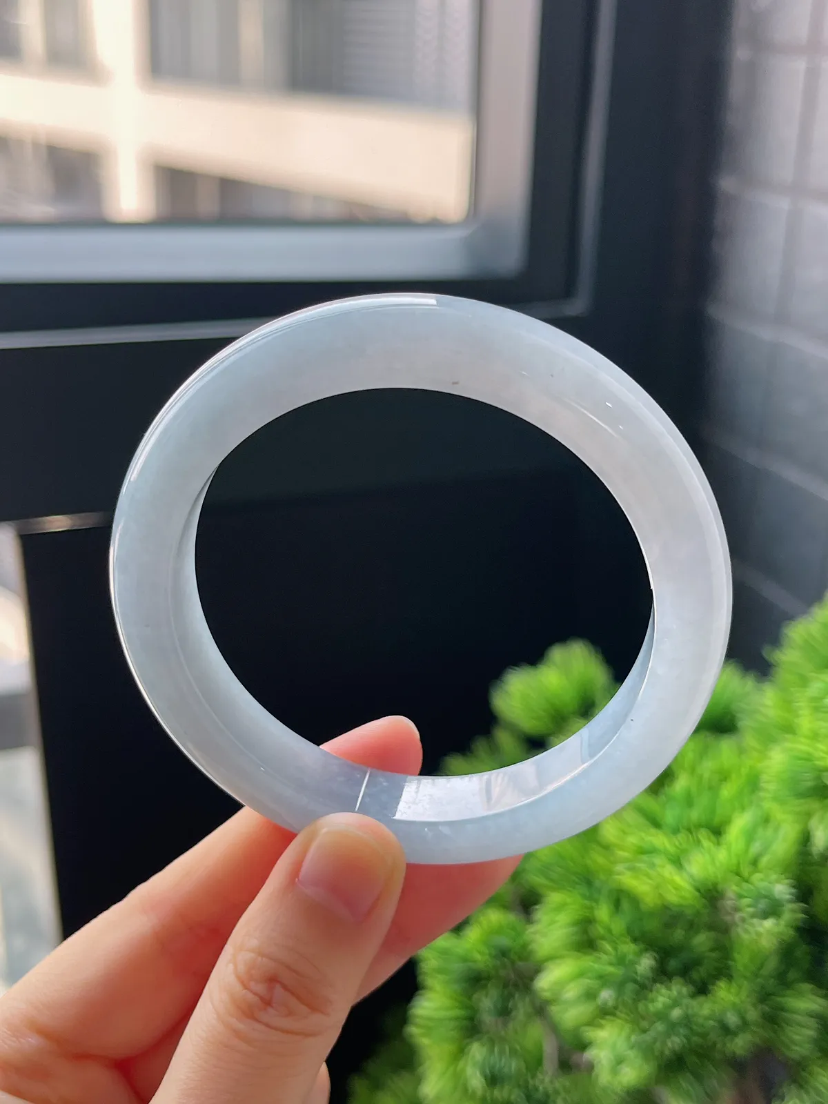 正圈57.9圈口，翡翠冰糯种淡蓝色手镯