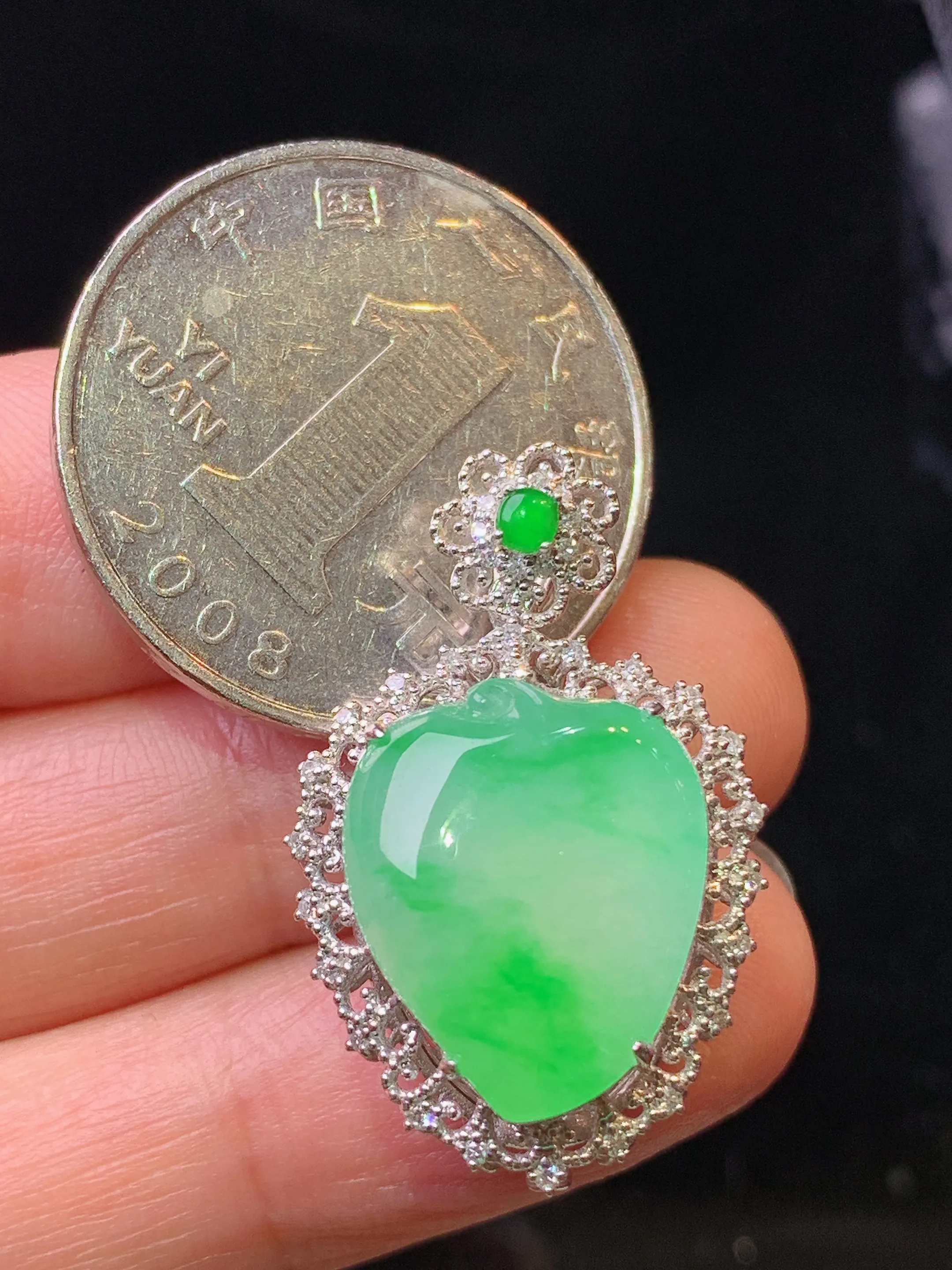 18k金钻镶嵌翠绿福瓜吊坠 玉质细腻 色泽艳丽清新 整体尺寸28.8*18.3*11.5