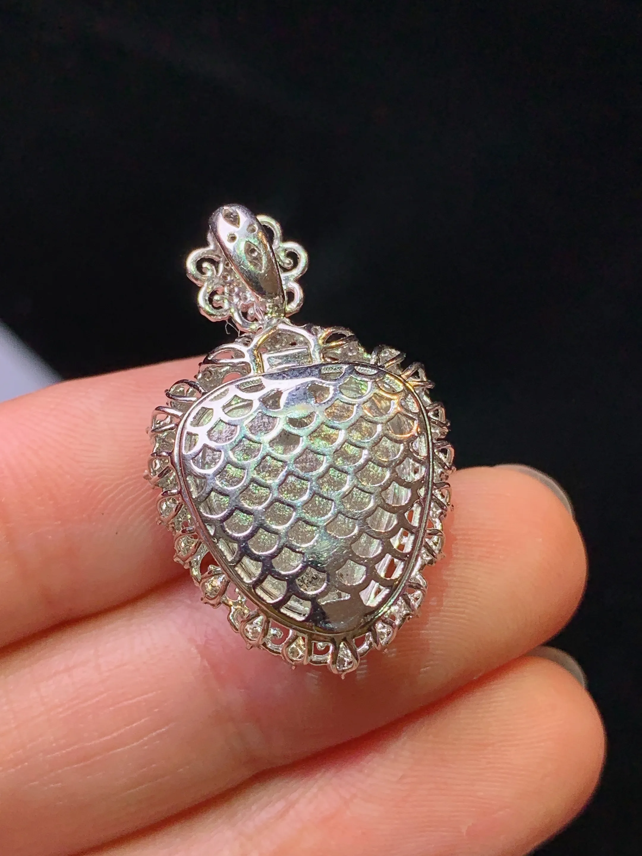 18k金钻镶嵌翠绿福瓜吊坠 玉质细腻 色泽艳丽清新 整体尺寸28.8*18.3*11.5