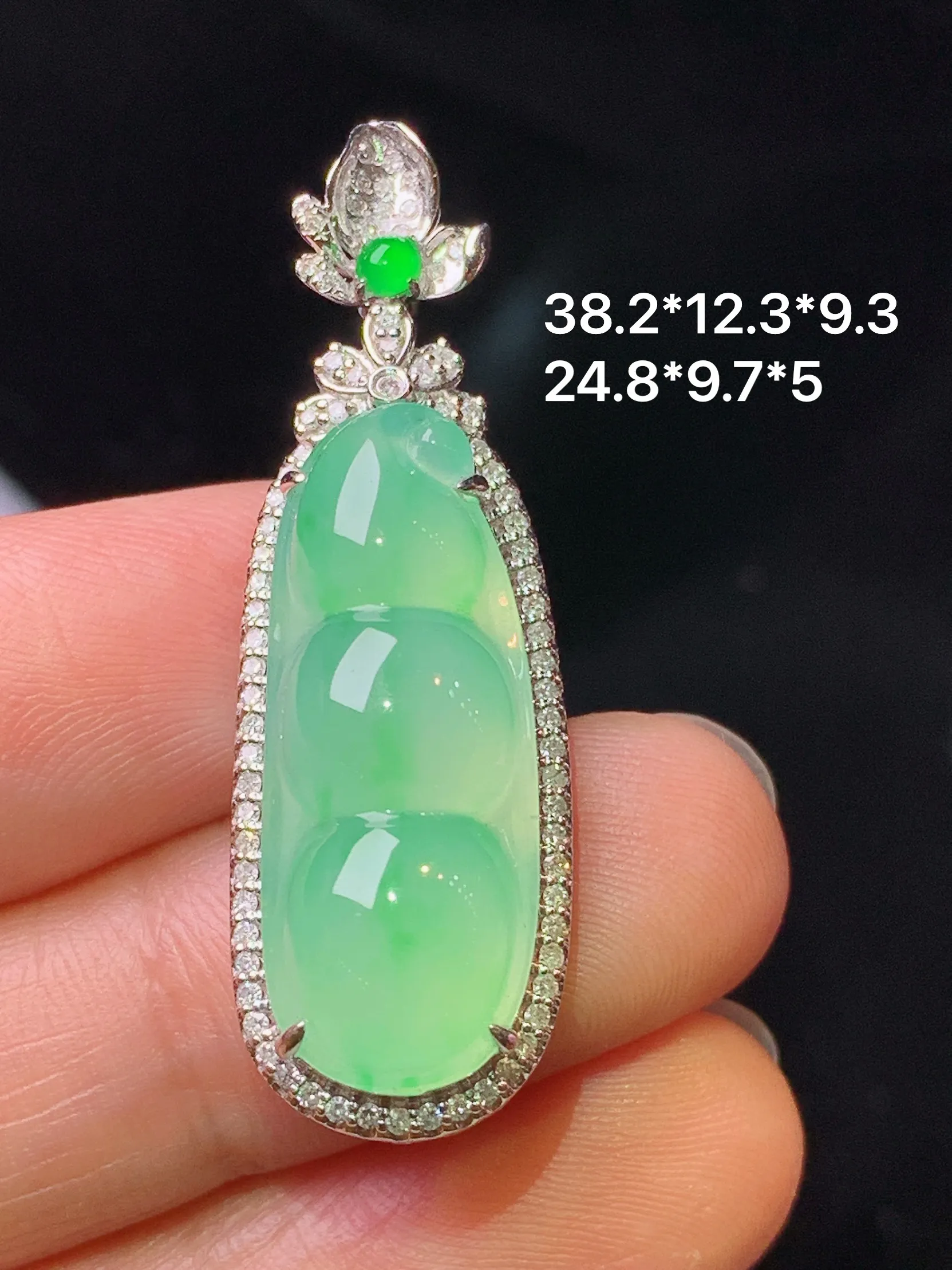 18k金钻镶嵌翠绿四季豆吊坠 玉质细腻 色泽清新艳丽 整体尺寸38.2*12.3*9.3