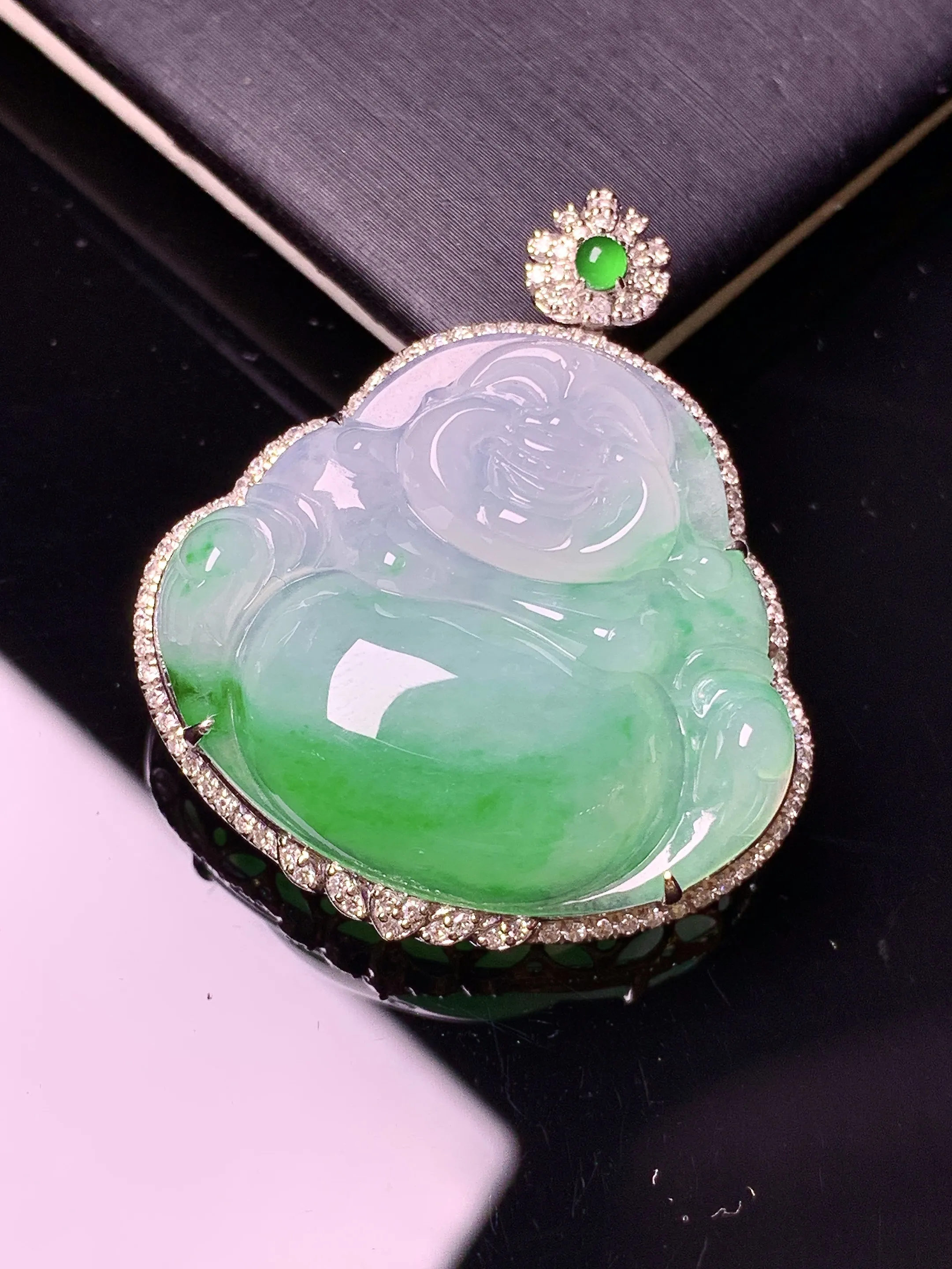 18k金钻镶嵌飘绿佛公吊坠 玉质细腻 色泽清新艳丽 整体尺寸36*31.5*10.3