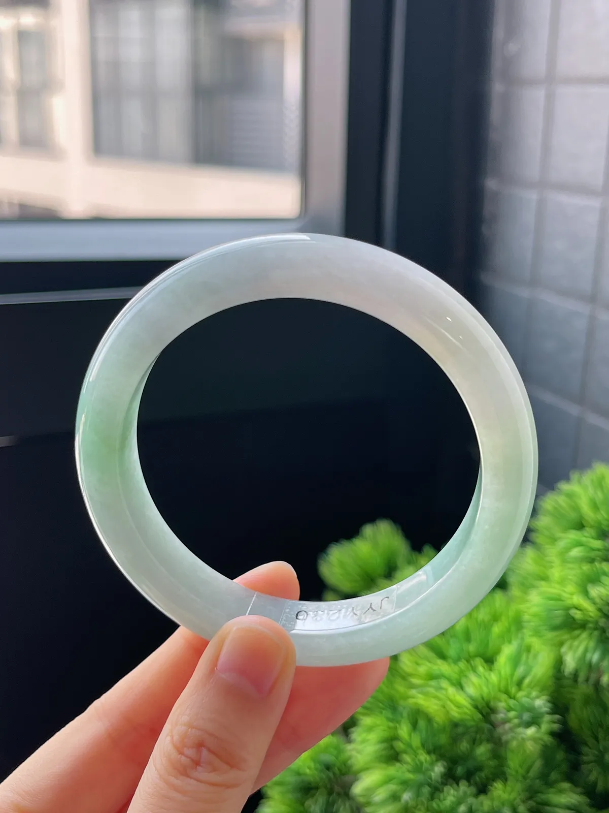 正圈59.5圈口，翡翠冰糯种淡绿色手镯