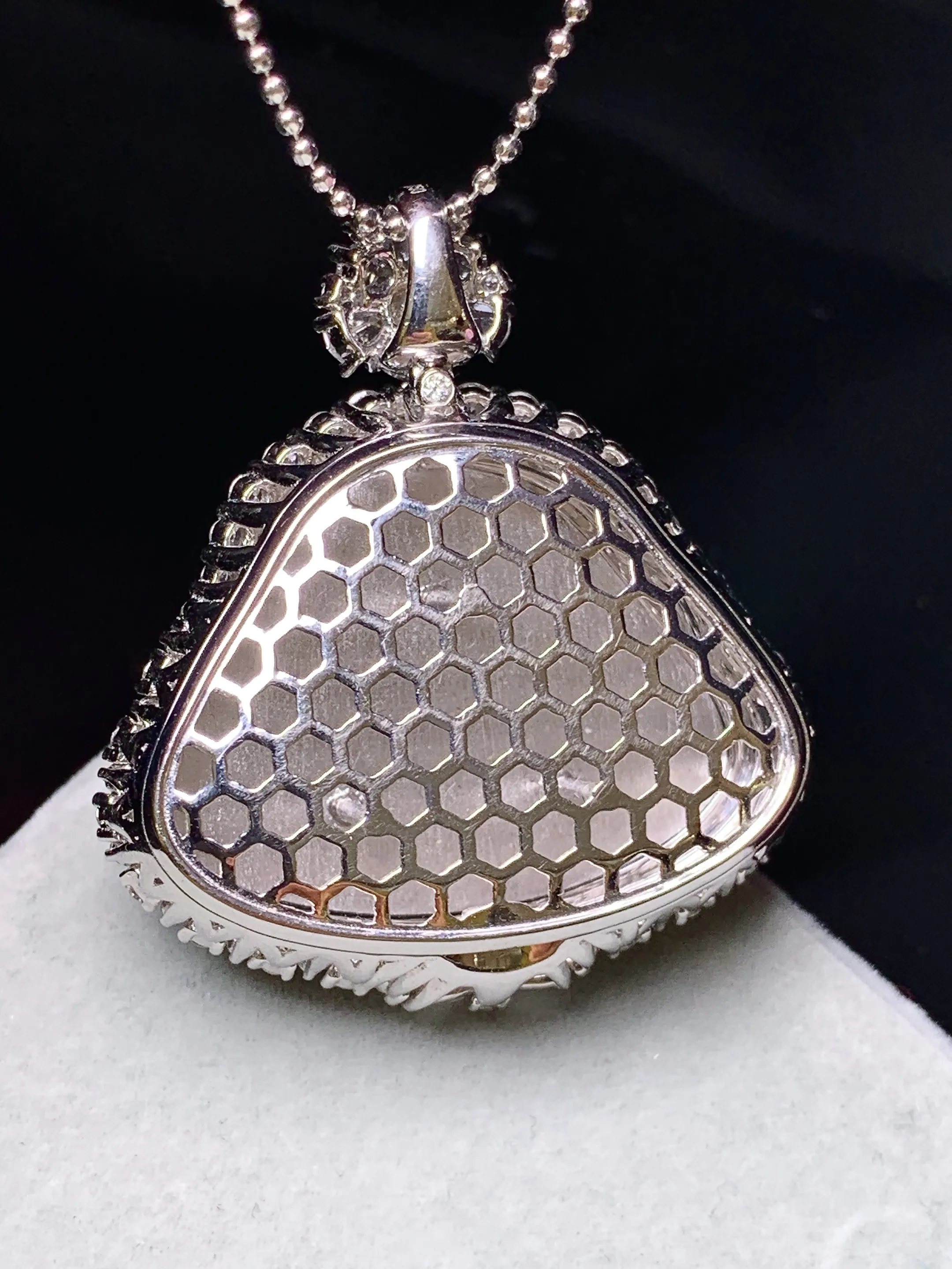 18k金钻镶嵌冰种佛公吊坠 玉质细腻 色泽清新艳丽 整体尺寸36.3*32.2*13