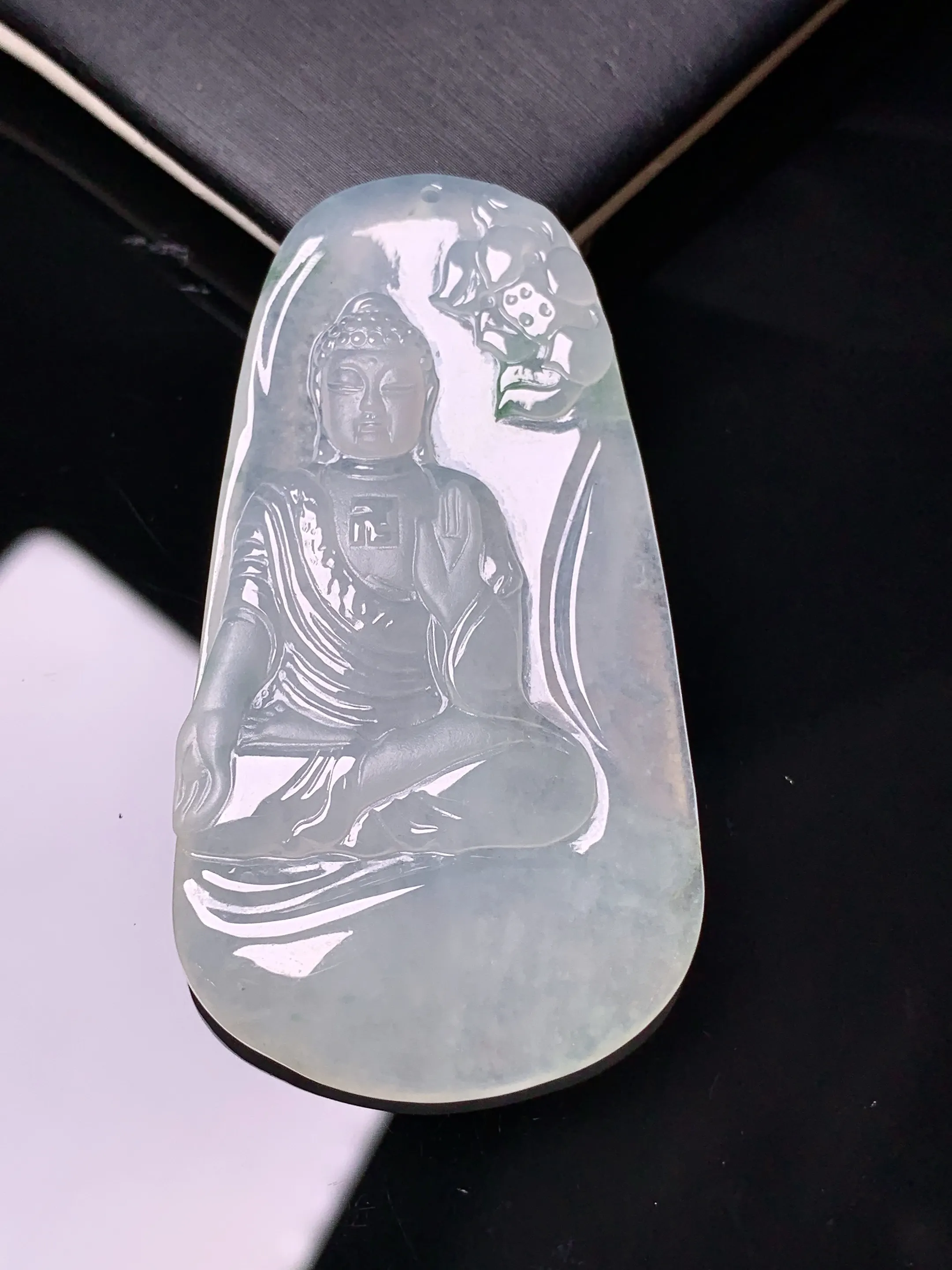 冰种大日如来佛祖吊坠 玉质细腻 色泽清新艳丽 整体尺寸54.7*29.5*4.6