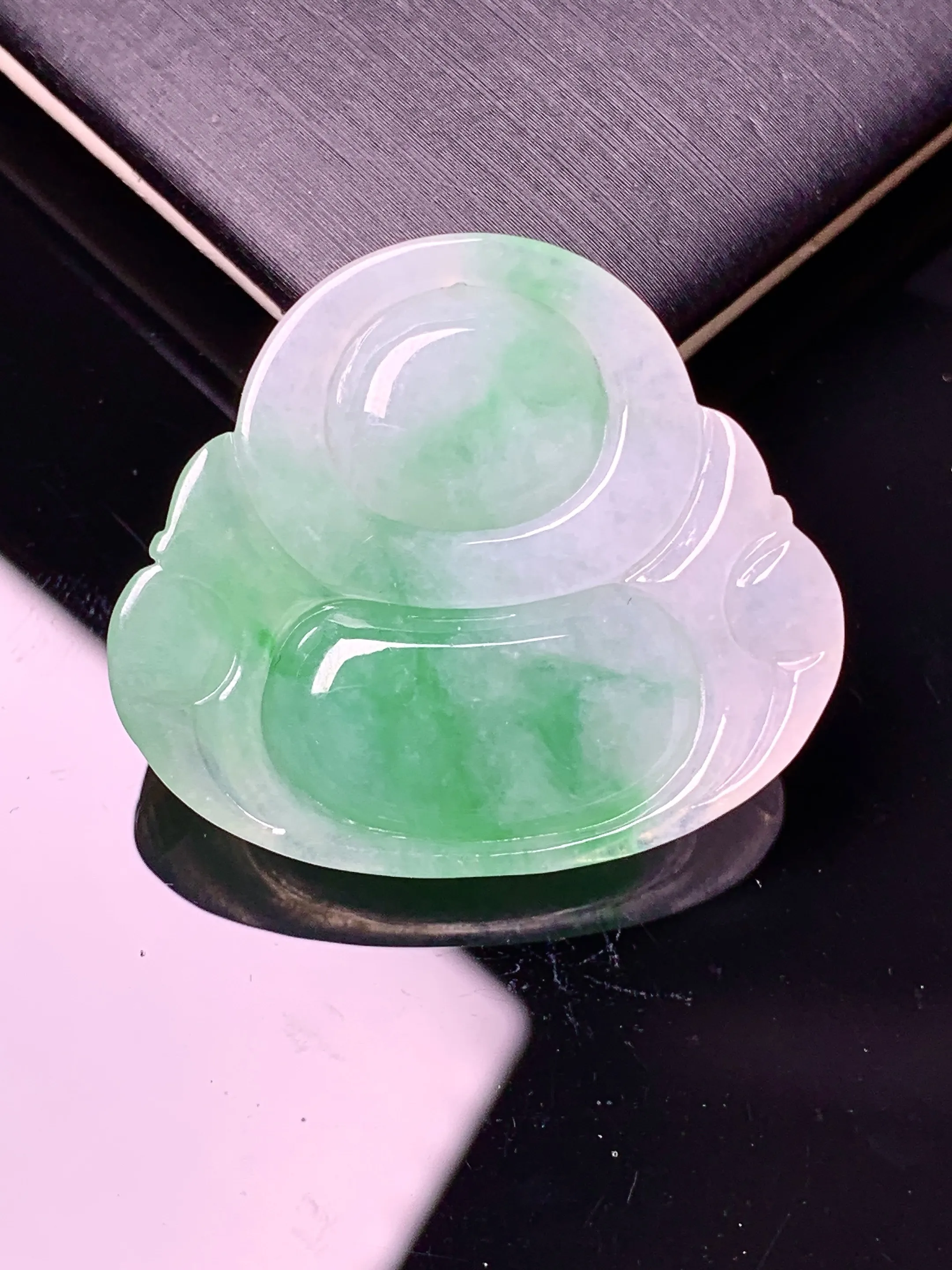 飘绿佛公吊坠 玉质细腻 色泽清新艳丽 整体尺寸28.8*33*7