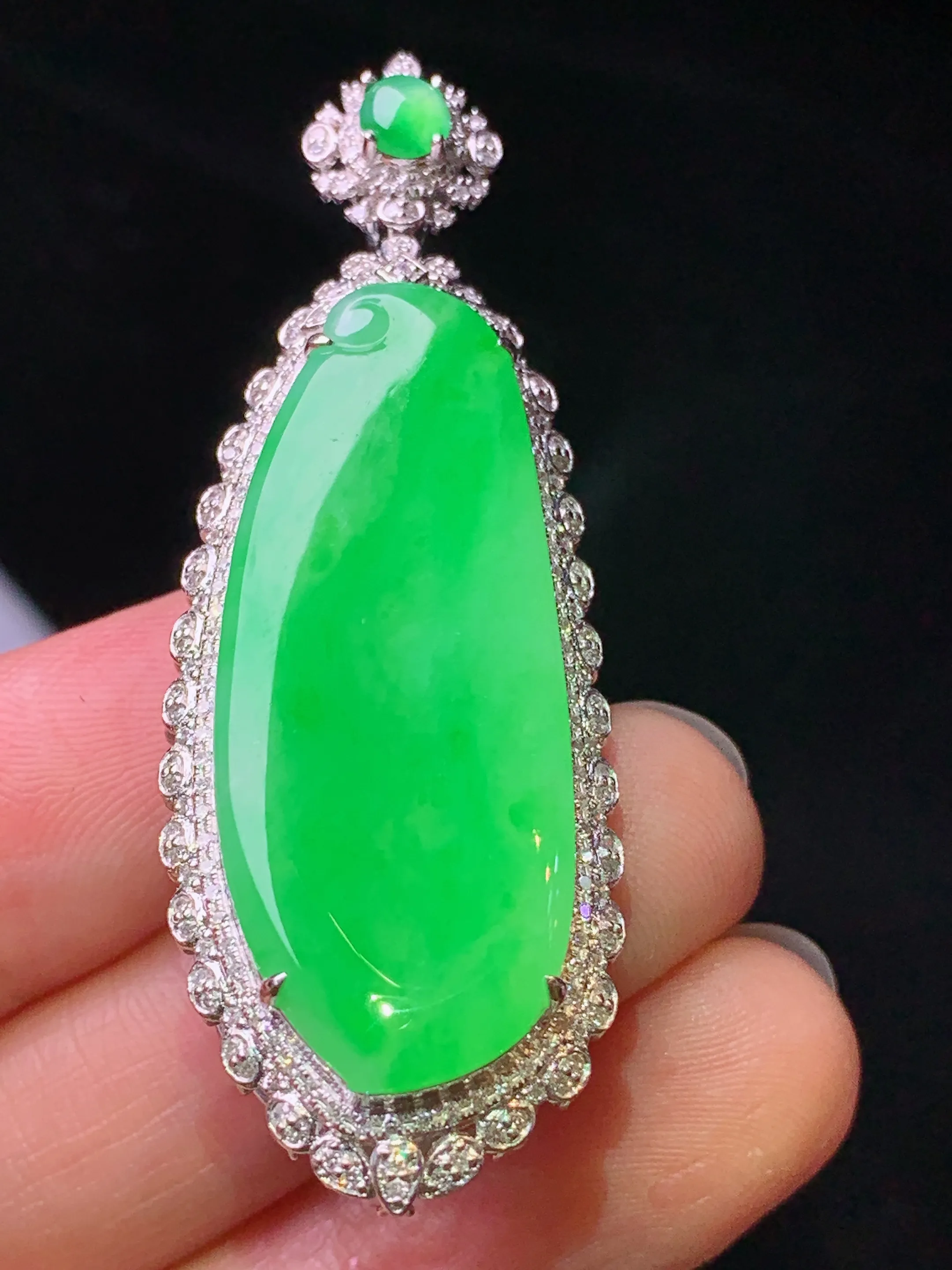 18k金钻镶嵌翠绿福瓜吊坠 玉质细腻 色泽艳丽清新 整体尺寸53.5*18.5*11.6