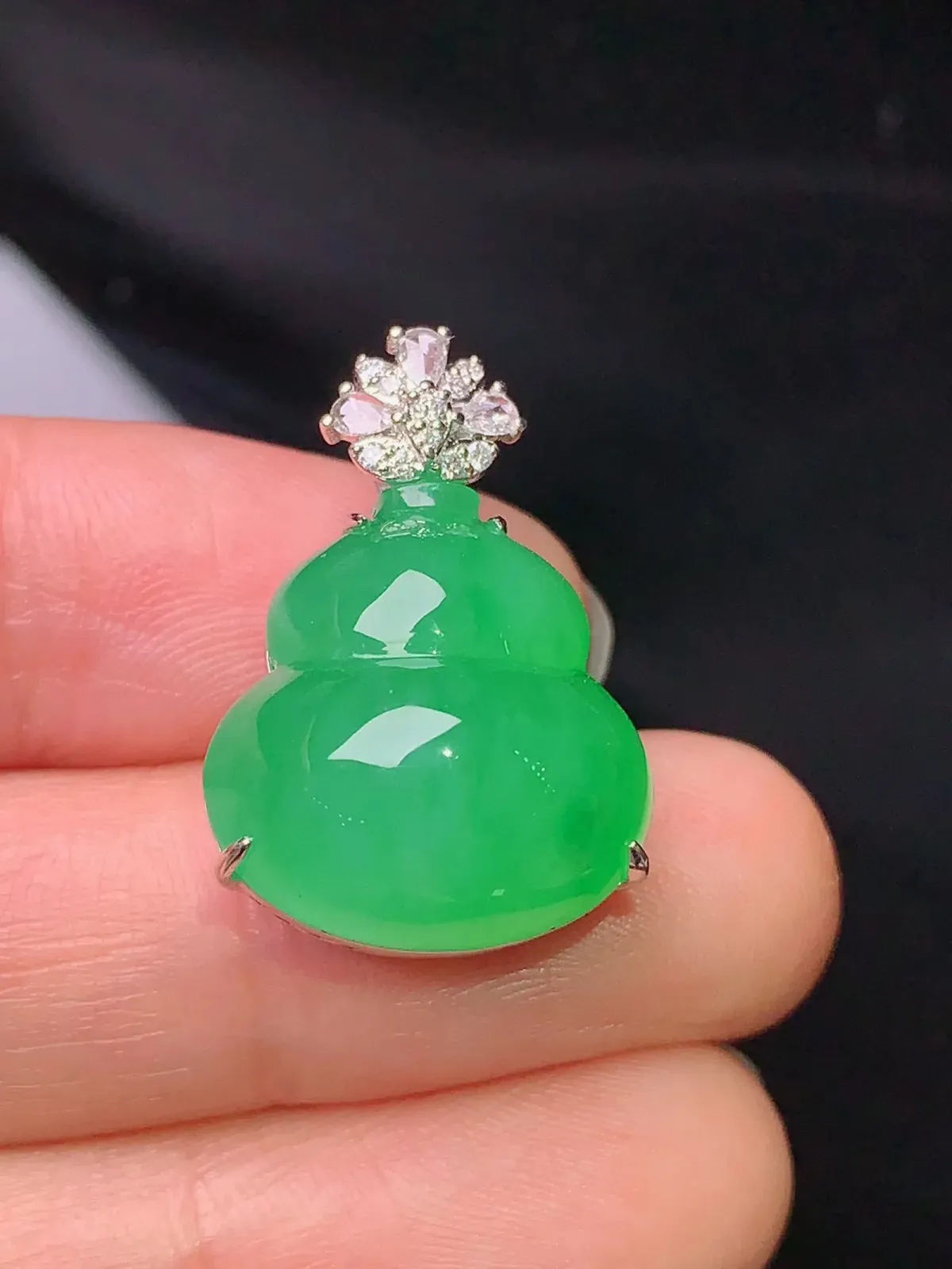 18k金钻镶嵌满绿葫芦吊坠 玉质细腻 色泽清新艳丽 整体尺寸24*16.6*13.1