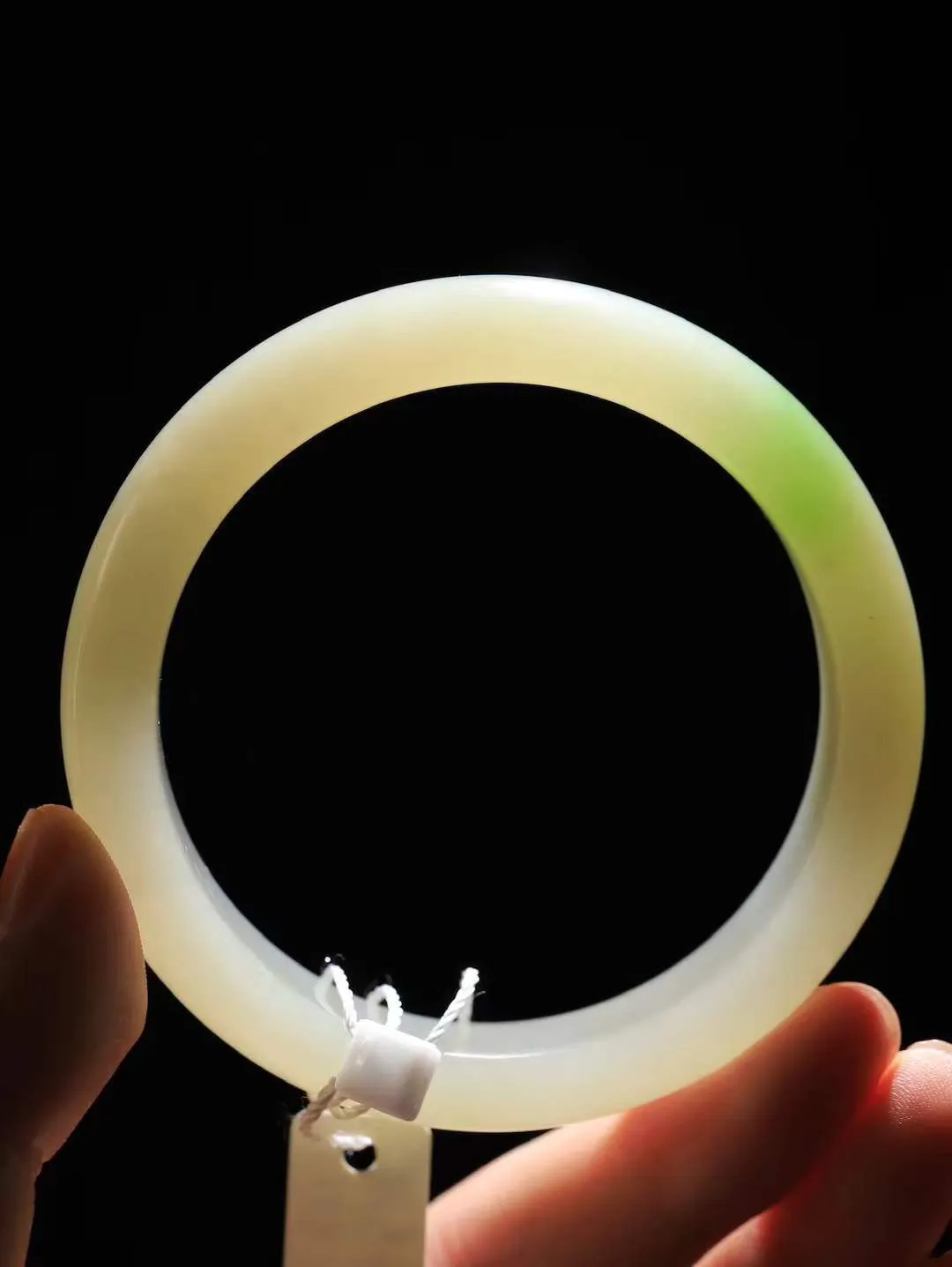 【翠色怡人.手镯】

精品和田玉翠青手镯，精品美镯，玉质细腻饱满，️温润脂香，仙雾缥缈，怡静如画，意蕴十足～，戴于腕间，神秘与高贵并存，给人以出尘的风雅，优美脱俗，气质非凡。重70.7克 内径59.5mm尺寸15.3-8.8mm1920100A