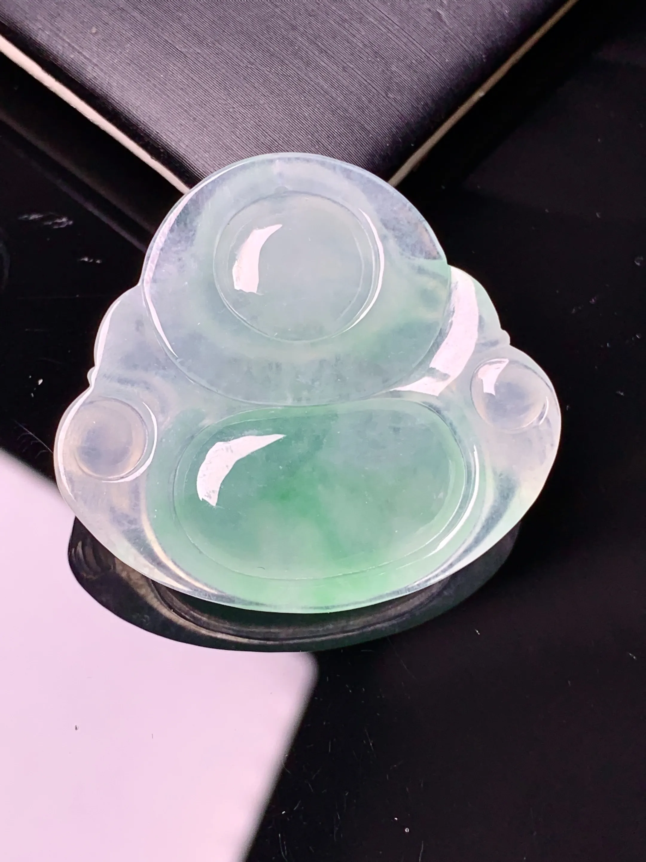 冰种飘绿佛公吊坠 玉质细腻 色泽清新艳丽 整体尺寸33*35.5*6.2