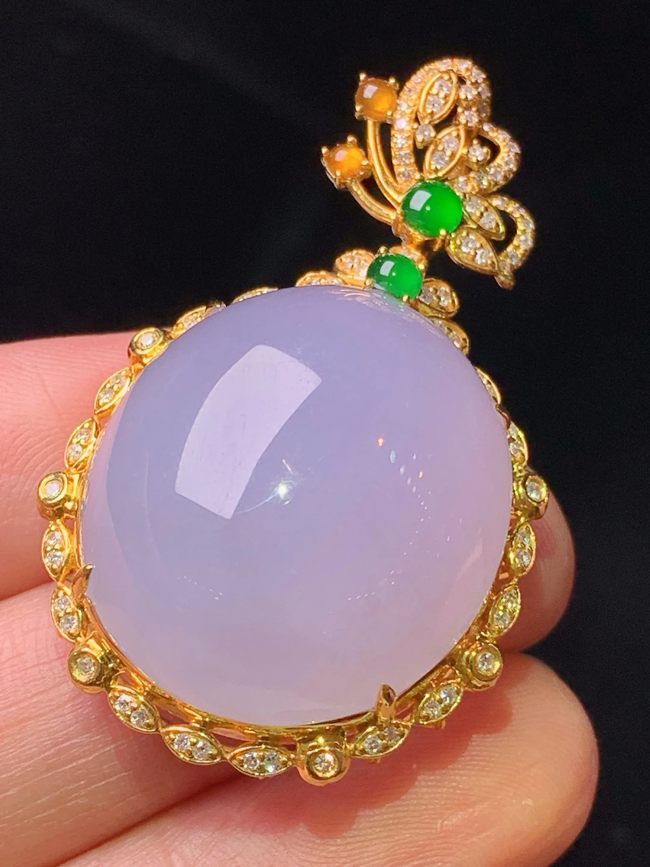 18k金钻镶嵌紫罗兰蛋面吊坠 玉质细腻 色泽艳丽清新 整体尺寸43*25.7*15