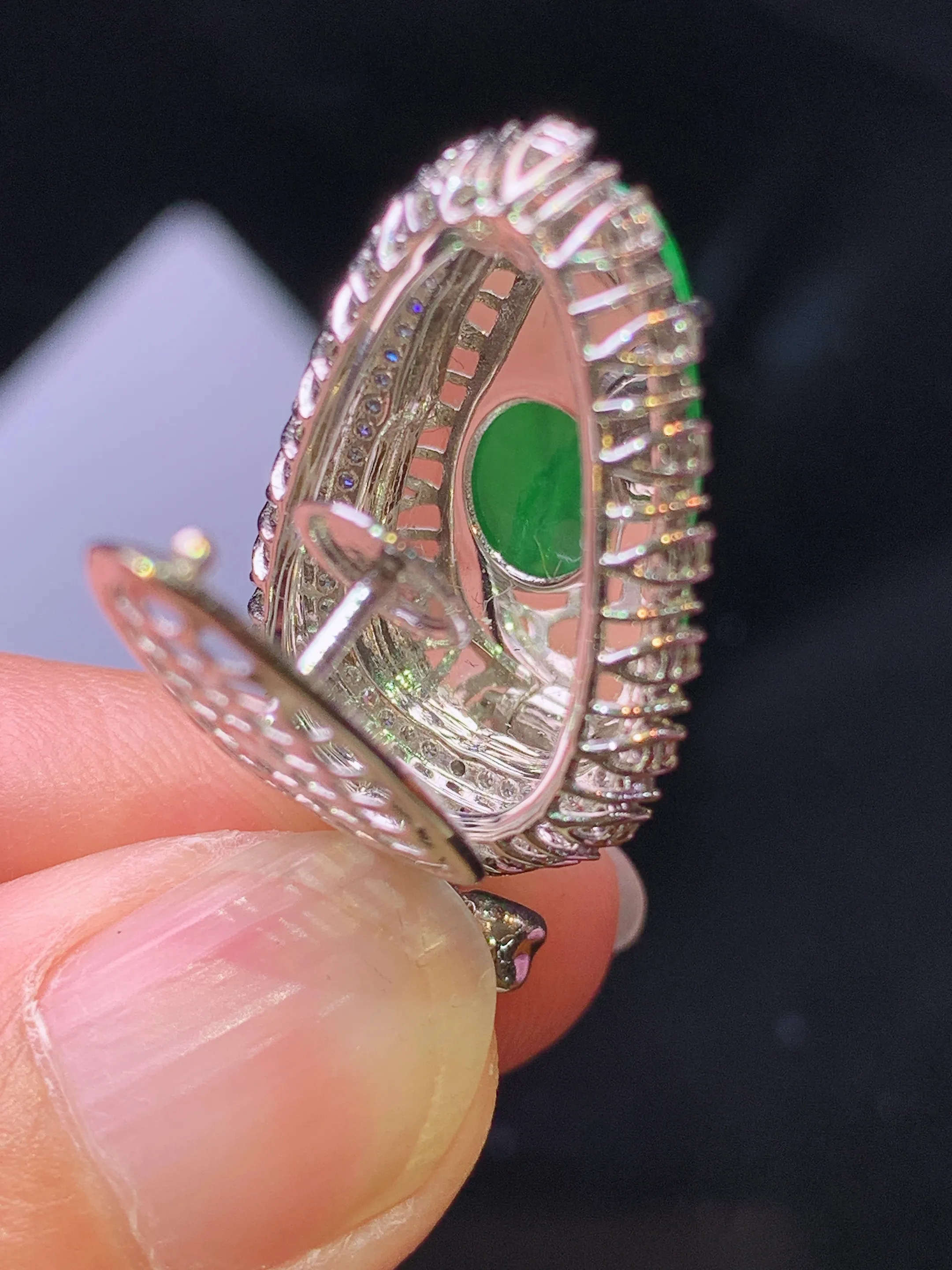 18k金钻镶嵌翠绿树叶吊坠 玉质细腻 色泽清新艳丽 整体尺寸33.6*16.2*8.7