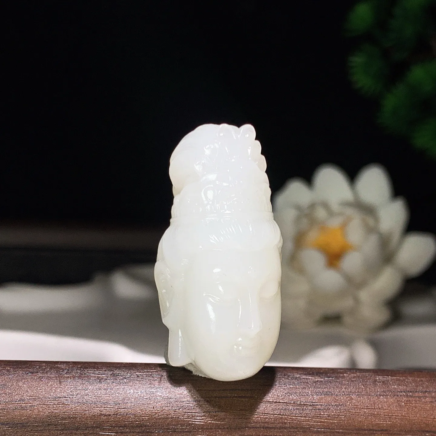 新疆和田玉羊脂白观音头挂件。尺寸37/19/20重21克 玉质细腻油润 有黑点 底色纯净 脂粉好，品质好。lt260130