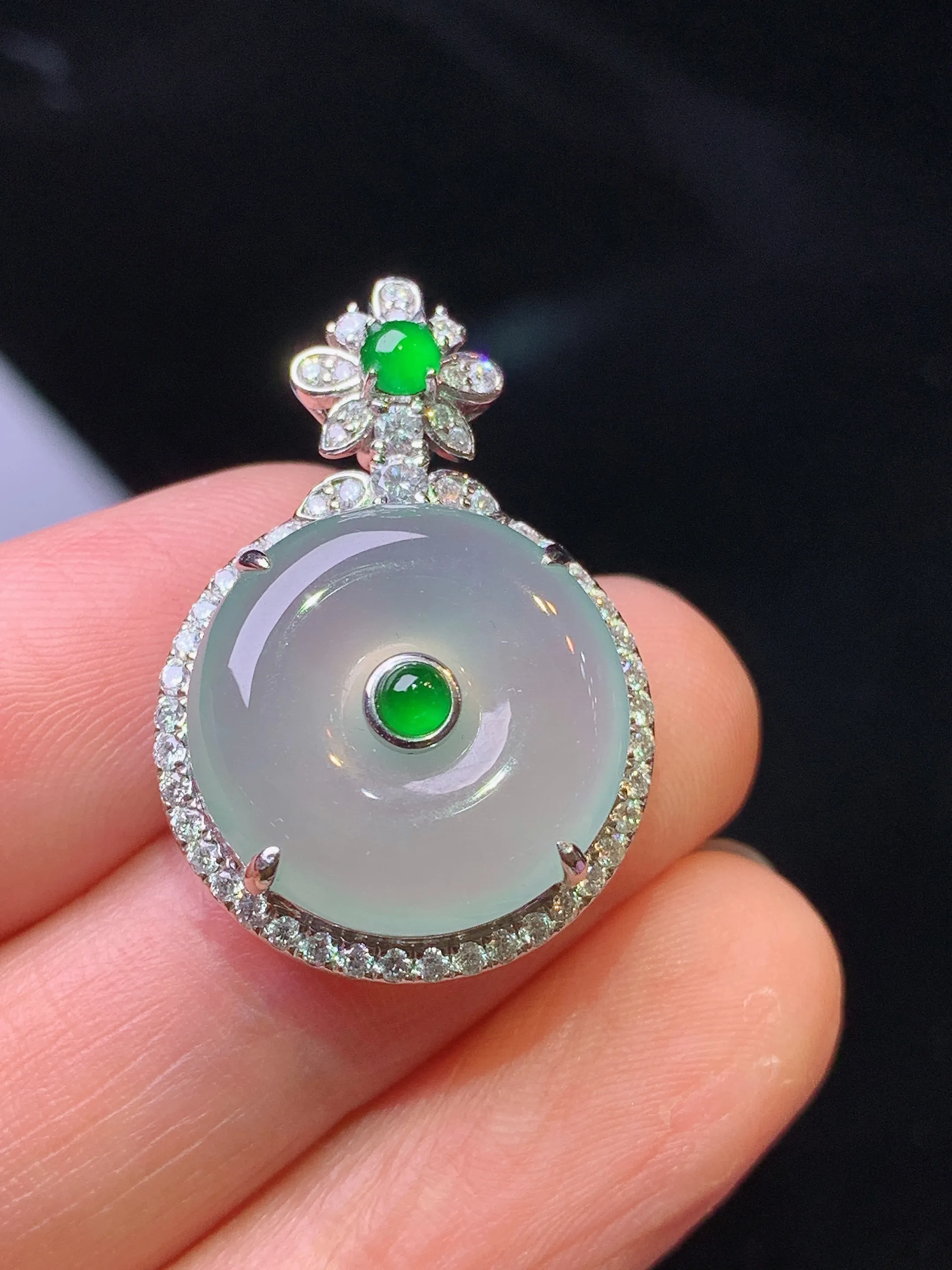 18k金钻镶嵌冰种平安扣吊坠 玉质细腻 色泽清新艳丽 整体尺寸27.8*19*8.2