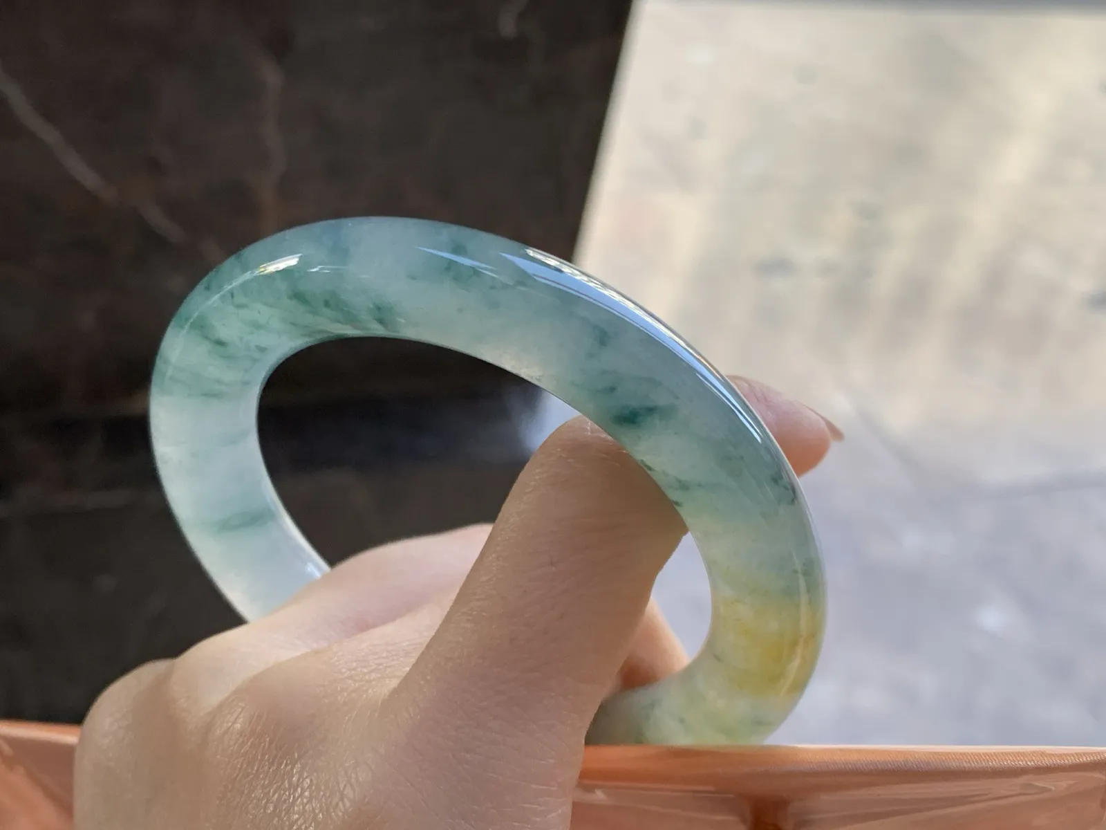 冰味飘花圆条手镯
尺寸：57.2-11.5-11.9mm
种水好 实物漂亮有特色