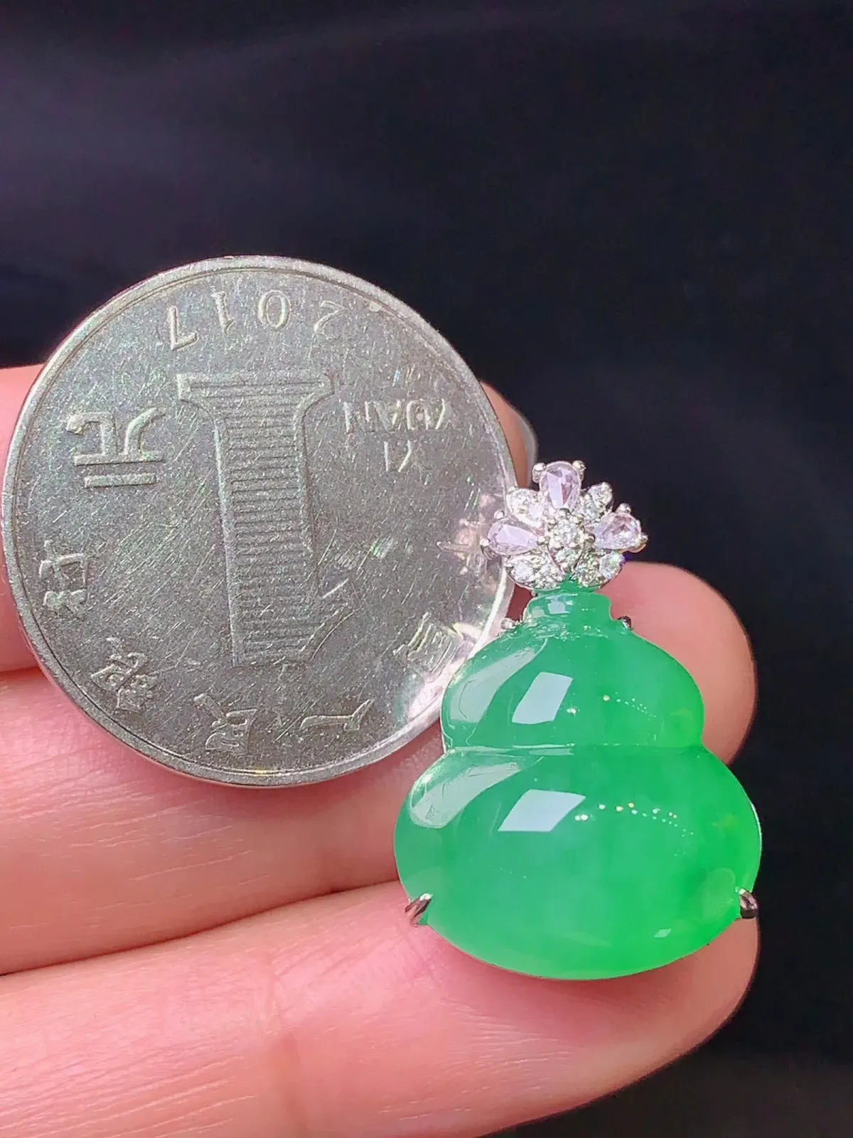 18k金钻镶嵌满绿葫芦吊坠 玉质细腻 色泽清新艳丽 整体尺寸24*16.6*13.1