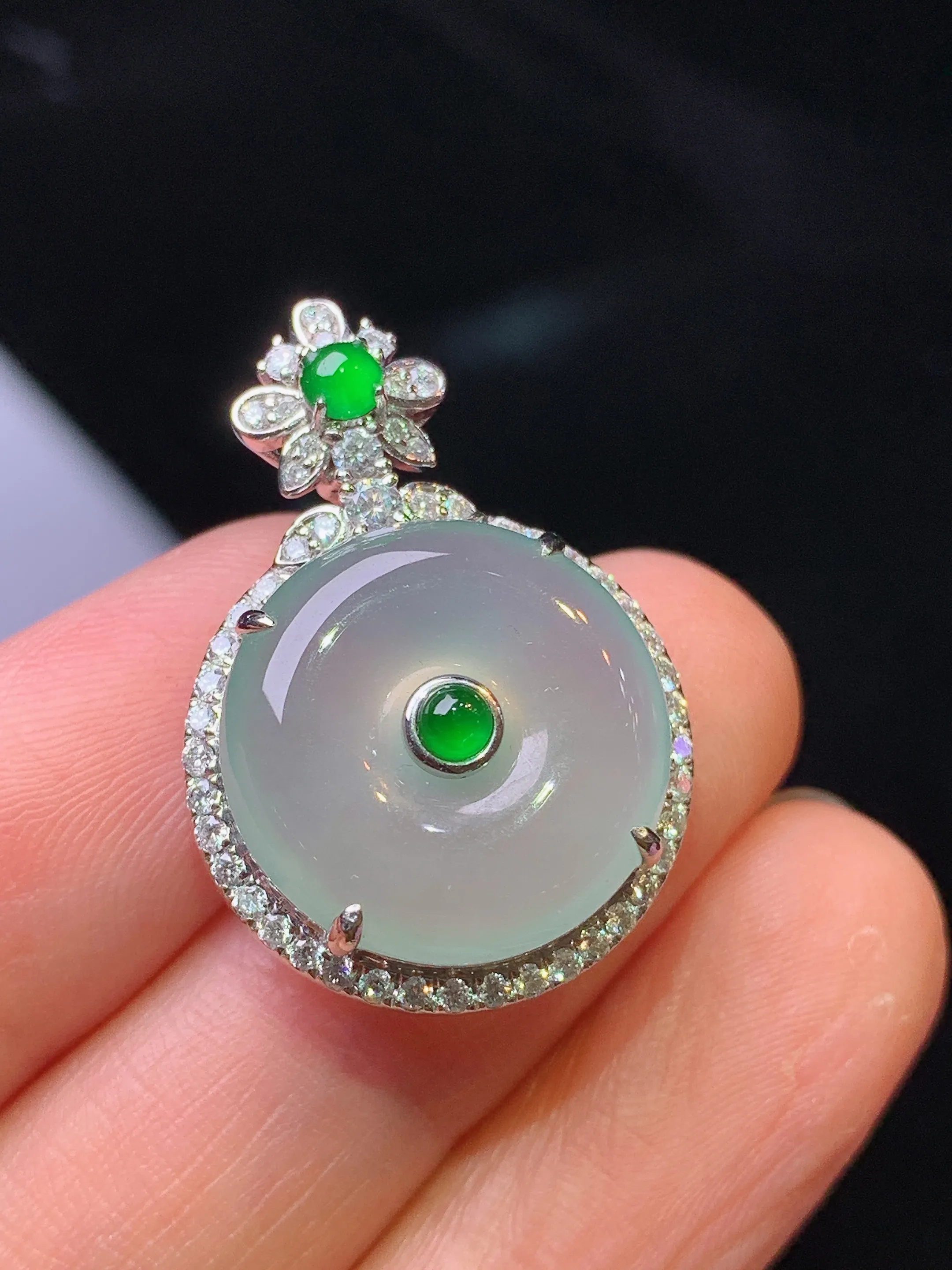 18k金钻镶嵌冰种平安扣吊坠 玉质细腻 色泽清新艳丽 整体尺寸27.8*19*8.2