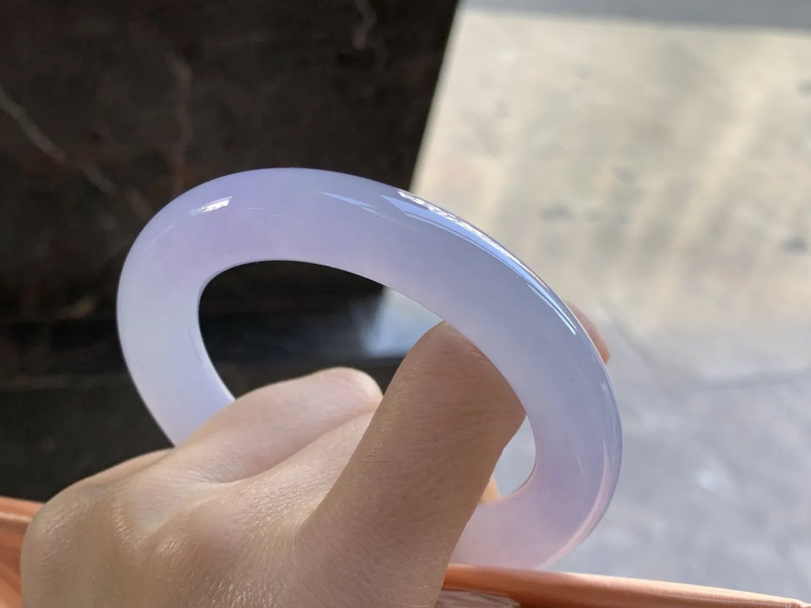 冰紫圆条手镯
尺寸：55.3-11.9-11.7mm
底子细腻干净 小清新