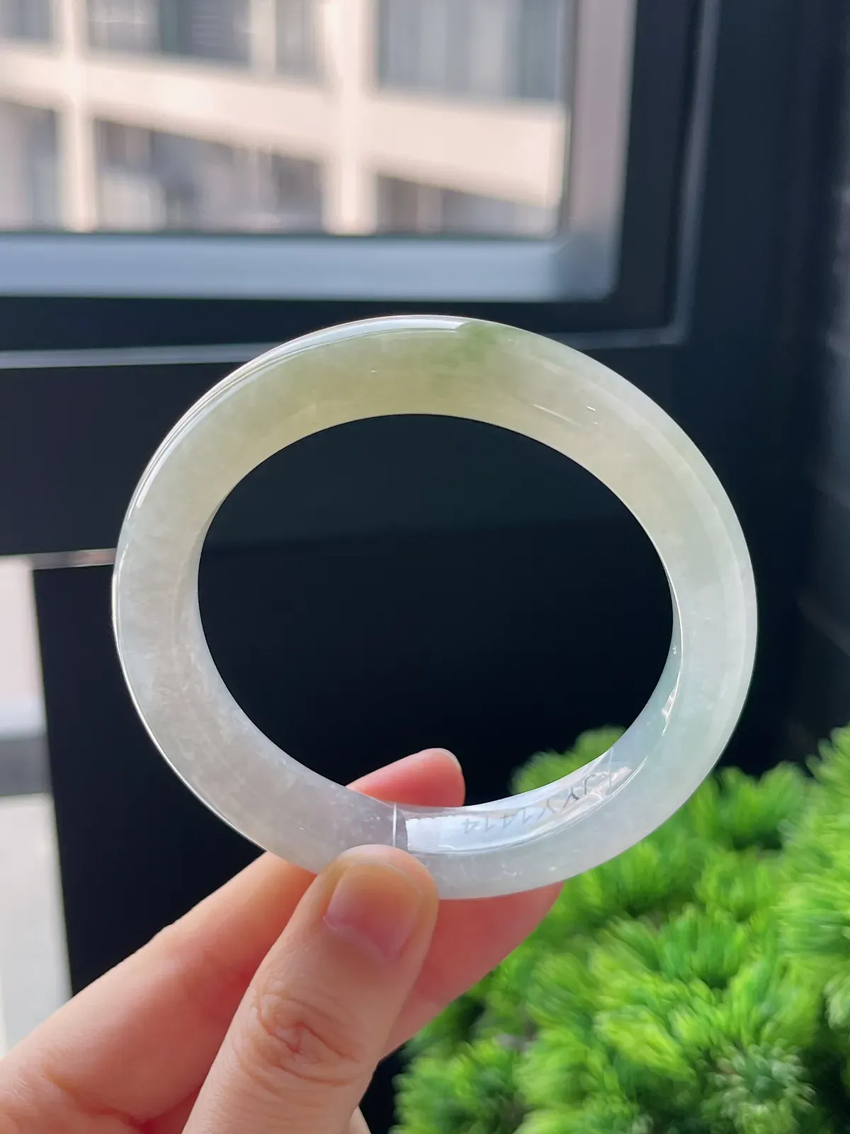 正圈55.8圈口，翡翠冰糯种淡黄色手镯