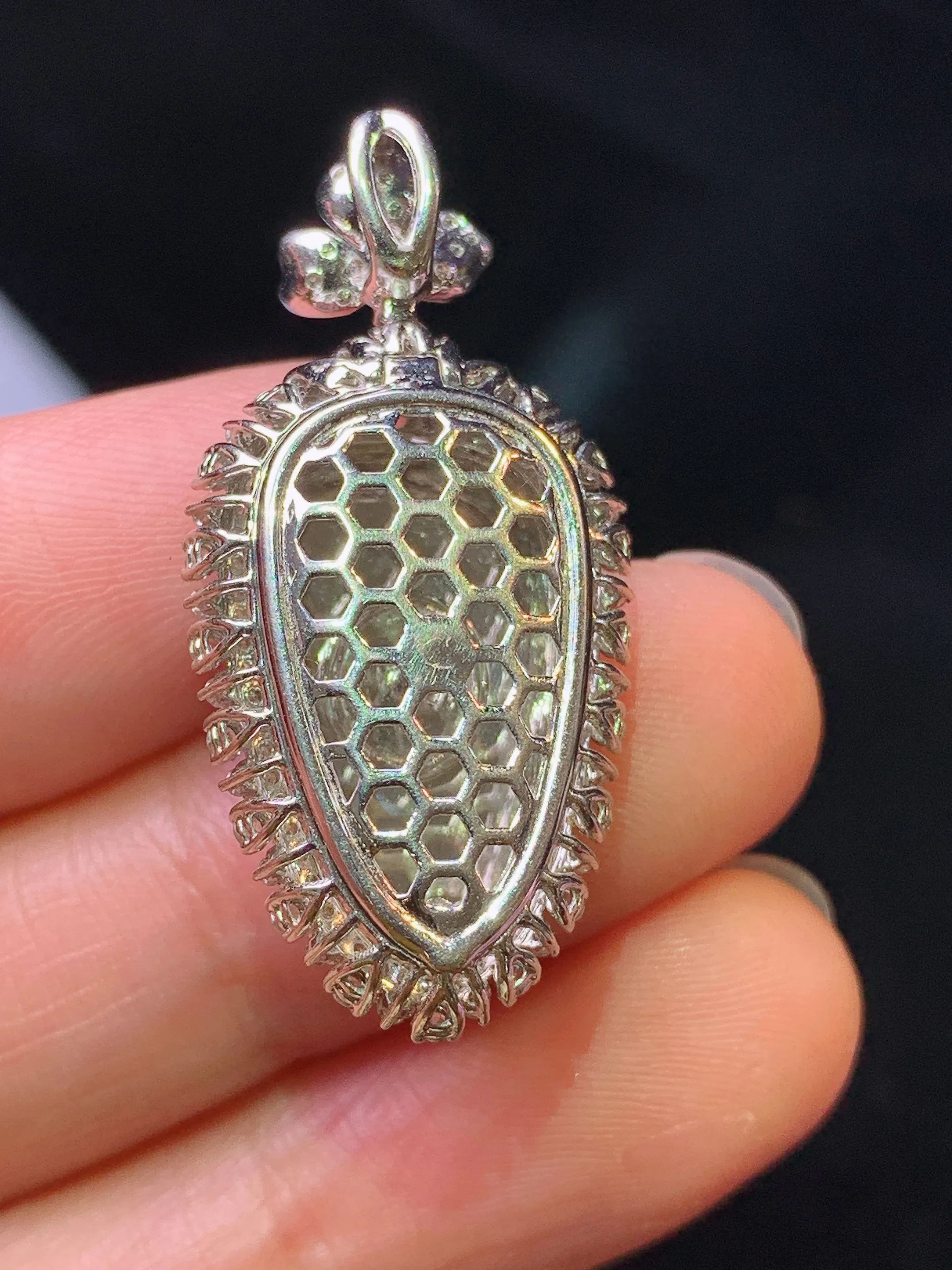 18k金钻镶嵌翠绿树叶吊坠 玉质细腻 色泽清新艳丽 整体尺寸33.6*16.2*8.7