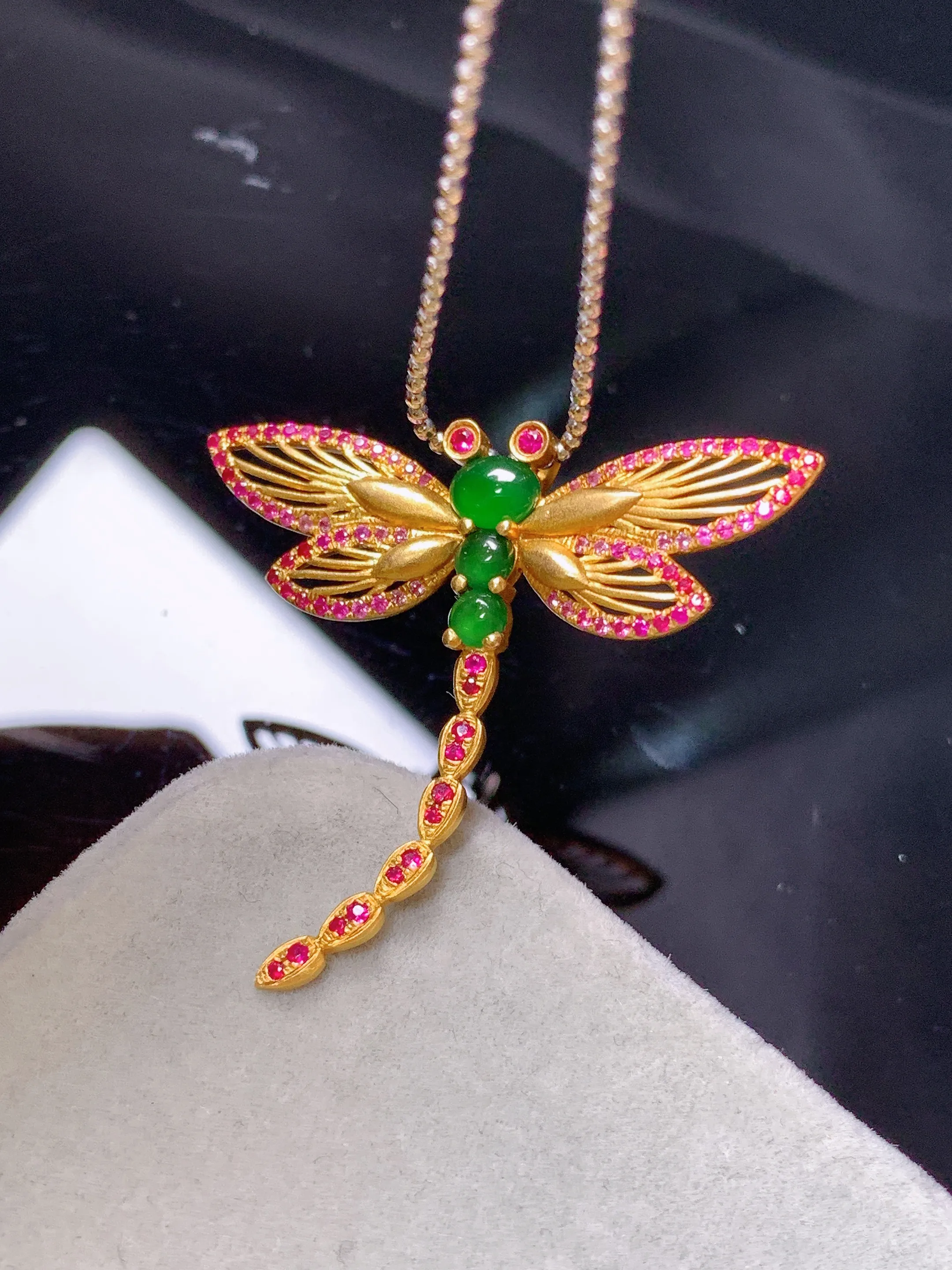 18k金钻镶嵌满绿蛋面蜻蜓吊坠 玉质细腻 色泽清新艳丽 整体尺寸34.5*36.6*4