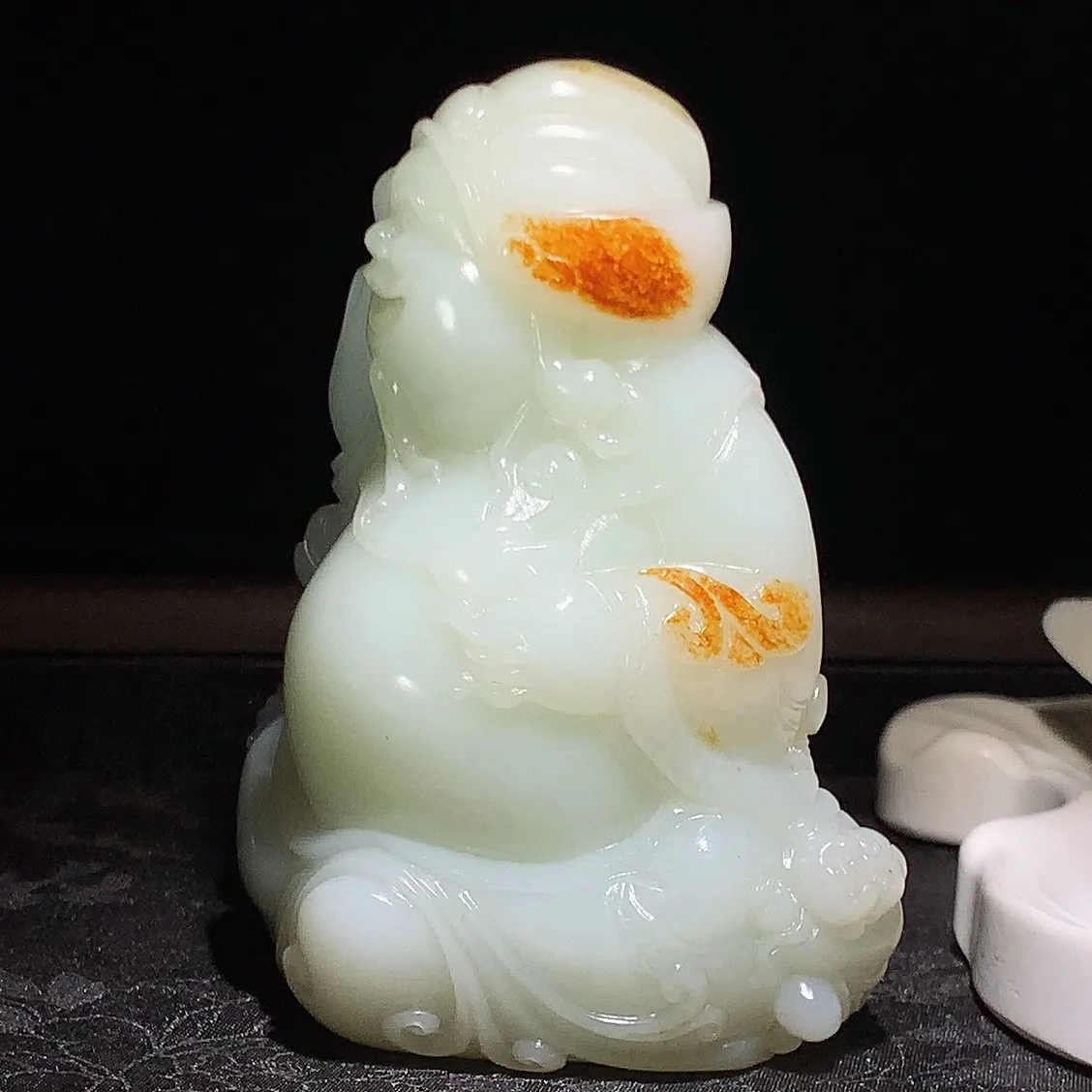 新疆和田玉白玉财神小挂摆件！尺寸95/92/55重502.5克。玉质细腻油润。手推出油。品相大气 lt260202