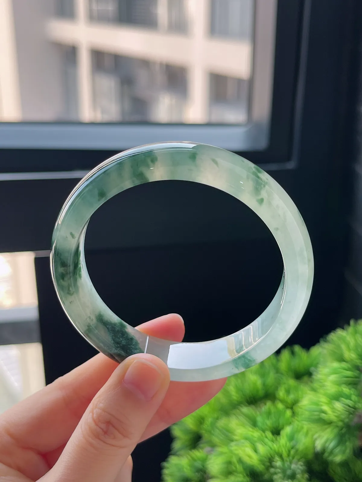 正圈58.8圈口，翡翠冰种飘绿手镯