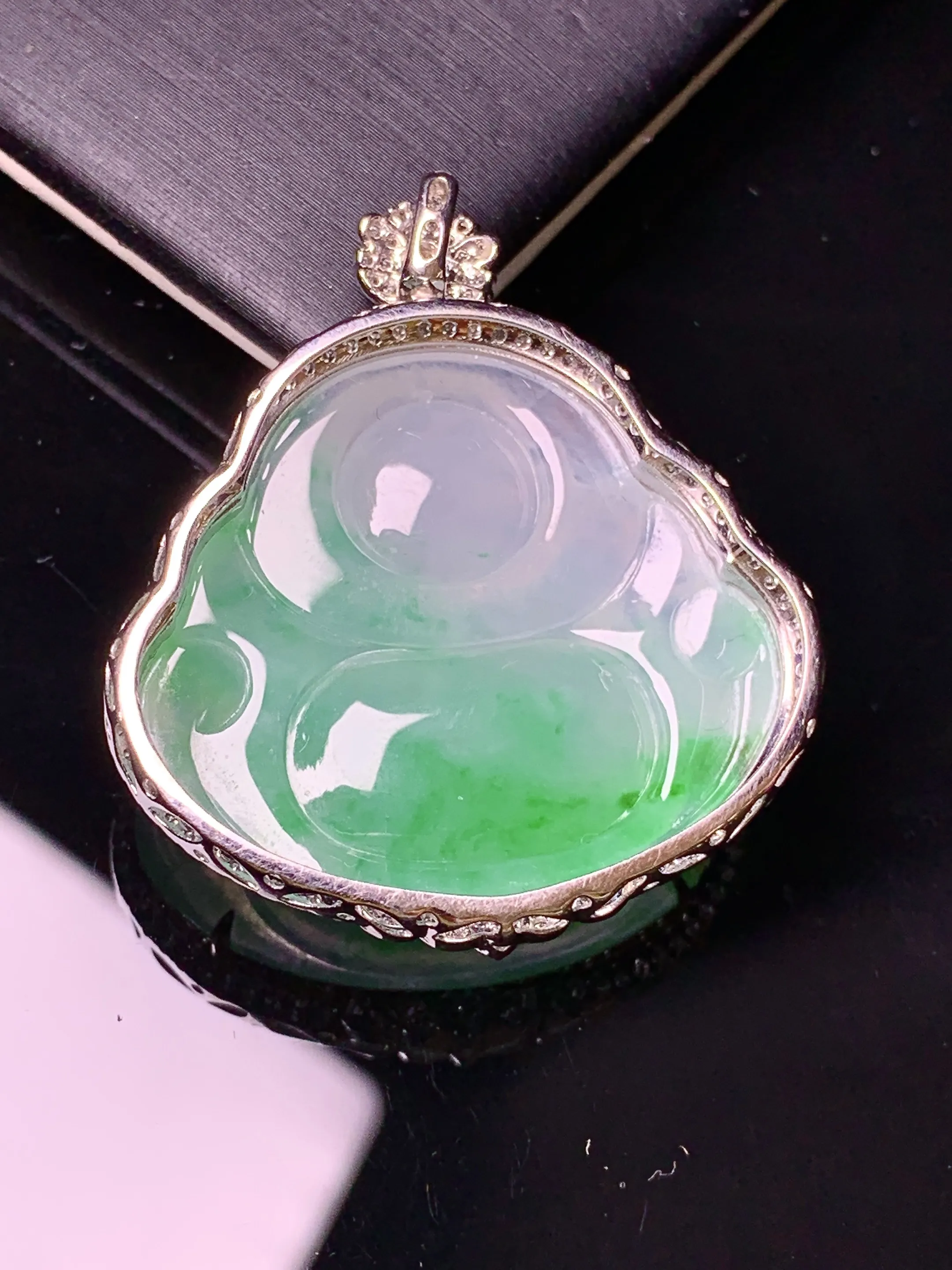 18k金钻镶嵌飘绿佛公吊坠 玉质细腻 色泽清新艳丽 整体尺寸36*31.5*10.3