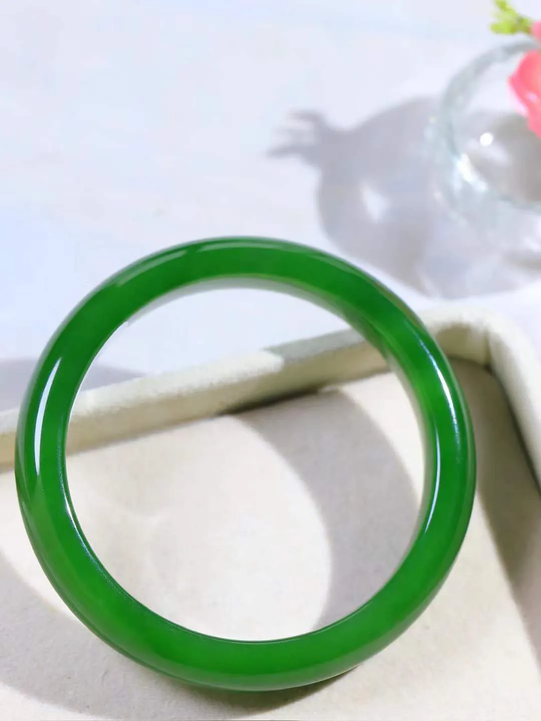 【温润如心.镯】

典藏级️和田玉碧玉手镯，精选上等碧玉料，色泽清透，质地细腻。佩戴它，感受千年玉文化的温润与优雅，愿它为您带来平安与幸福。重48克  尺寸57.5-12-7.8mm  101203111A